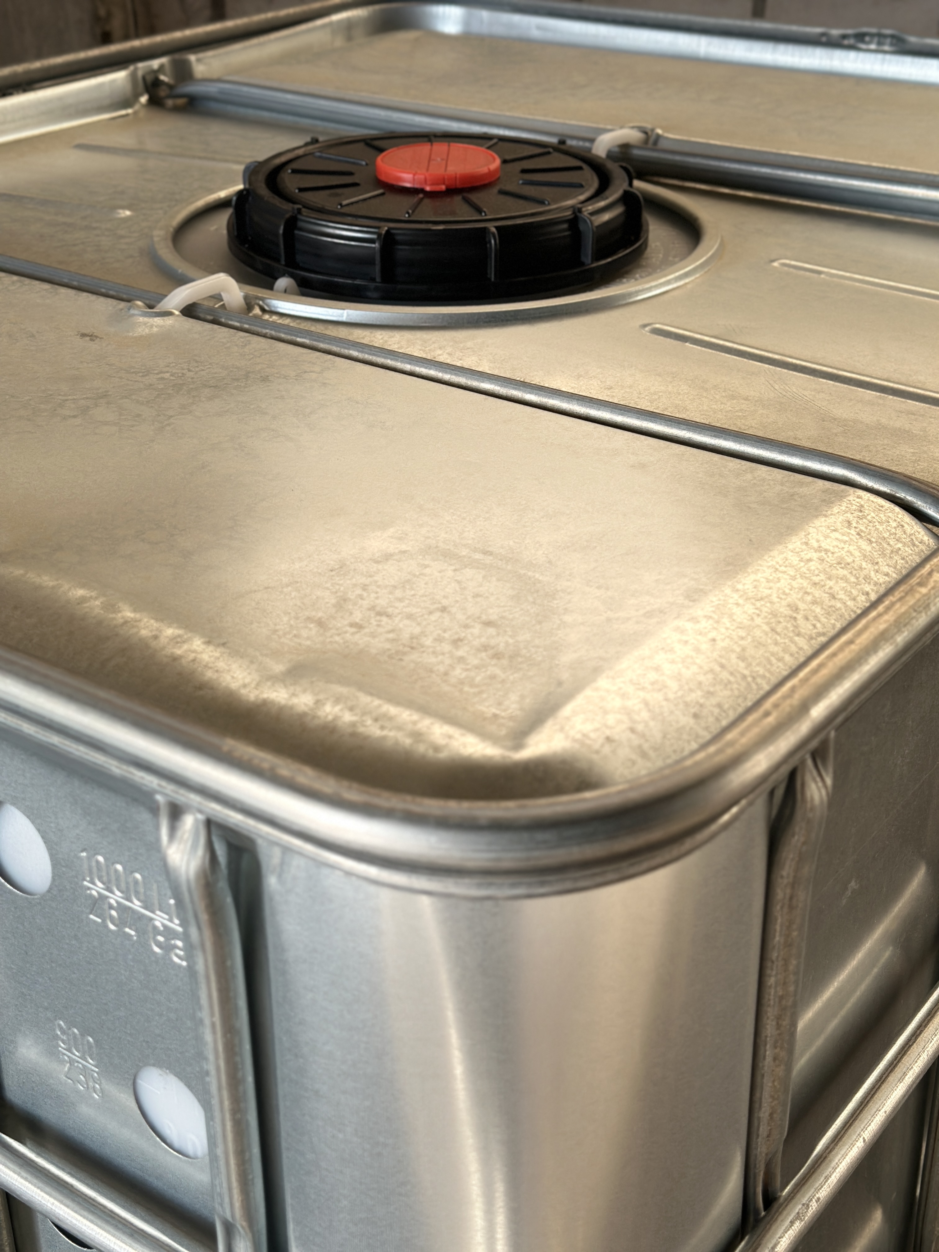 IBC-Container 1000l neu Ex-geschützt auf Stahlkufenpalette 225mm Deckel, Gefahrgutzulassung, Stahlmantel und 3-Zoll-Auslauf mit Entgasung (Schütz)