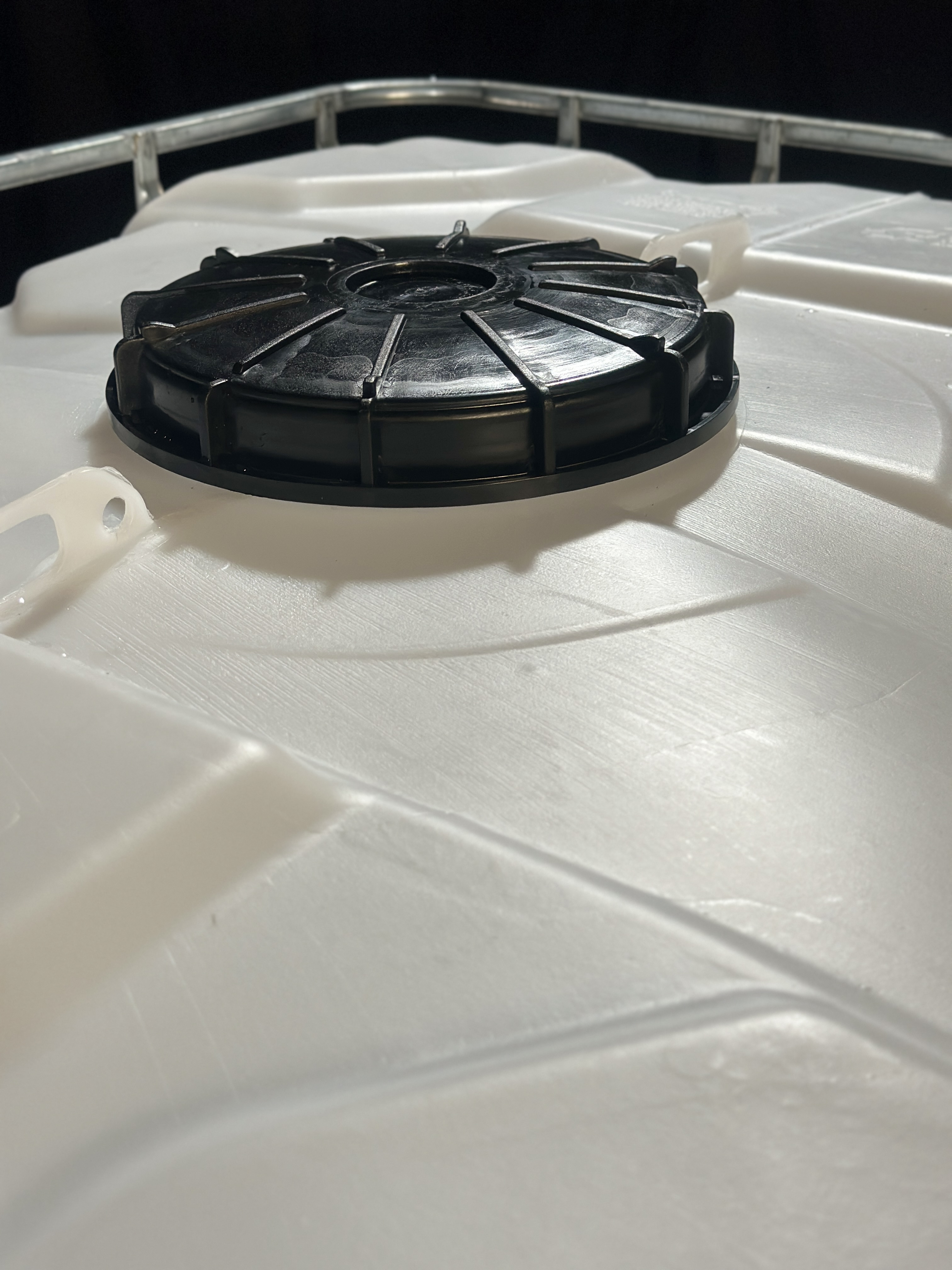 IBC-Container 1000l mit neuem Innenbehälter auf Stahlkufenpalette 225mm Deckel mit Lebensmittelzulassung und 2-Zoll-Auslauf