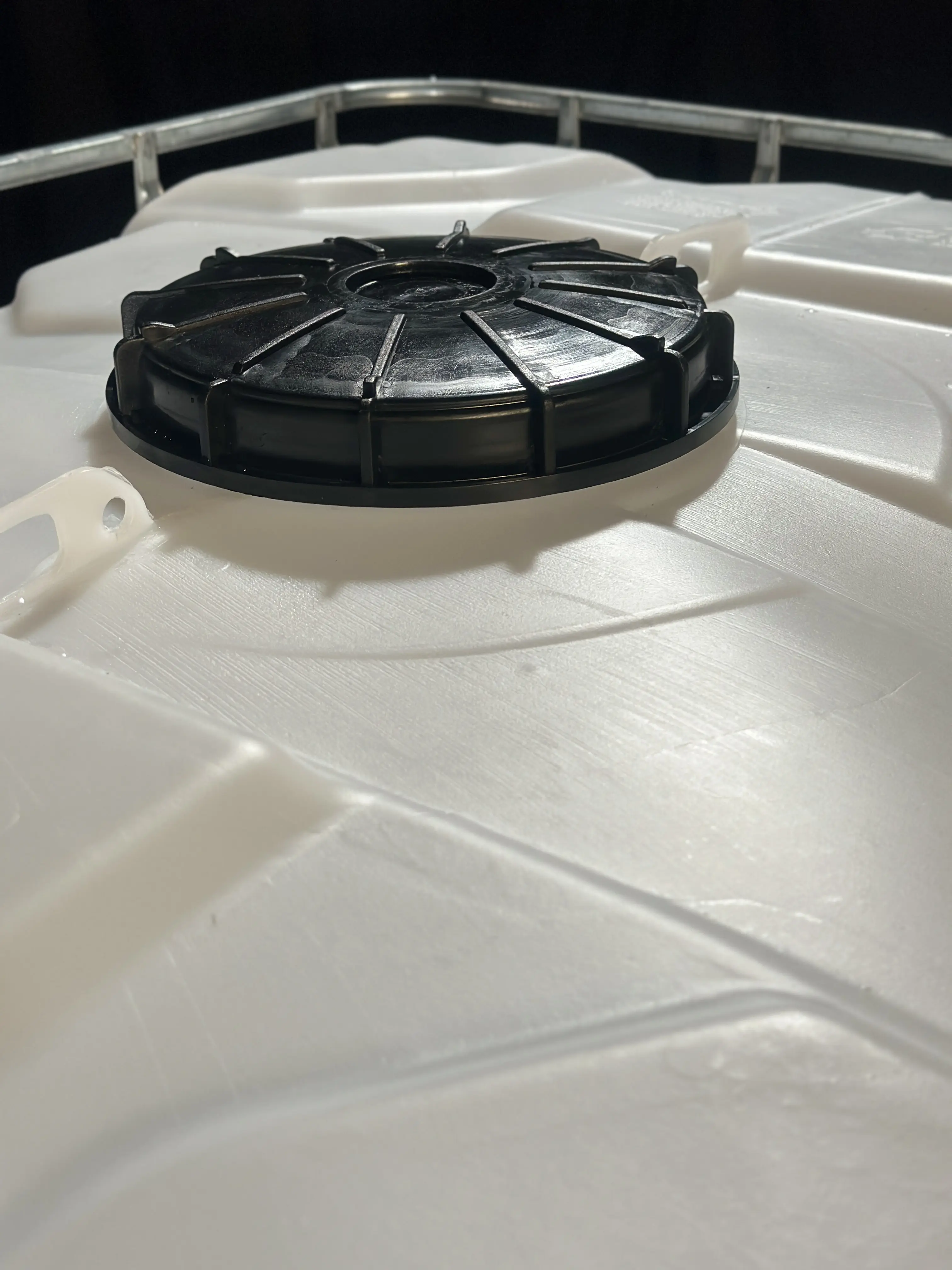 IBC-Container 1000l mit neuem Innenbehälter auf Stahlkufenpalette 225mm Deckel mit Lebensmittelzulassung und 2-Zoll-Auslauf