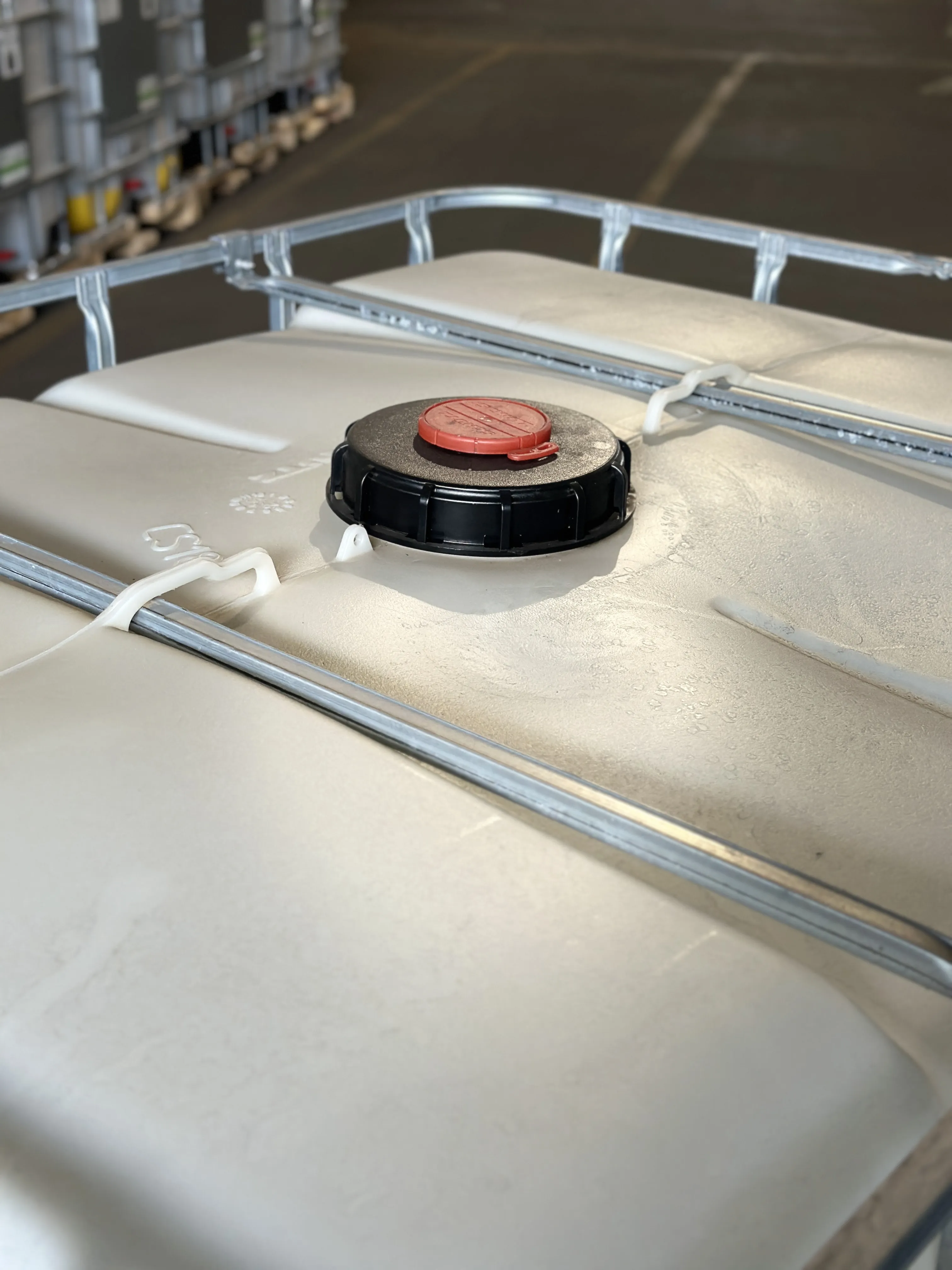 IBC-Container 1000l mit neuem Innenbehälter auf Kunststoffpalette 150mm Deckel mit Entgasung