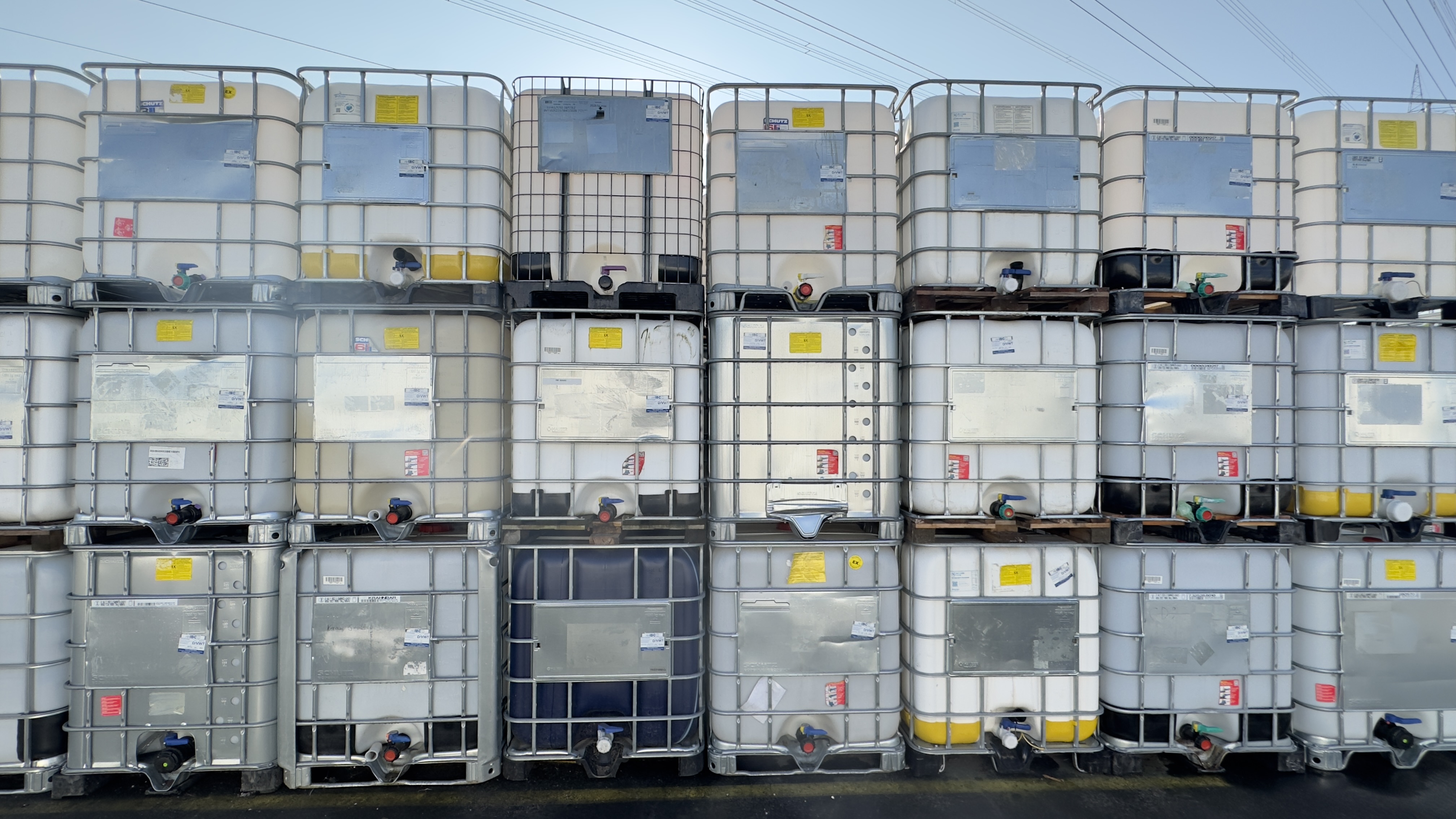 IBC-Container 1000l als Ballasttank diverse Blasen mit 150/225mm Deckel auf Stahl-/Kunststoffpaletten IBC-Container 1000l als Ballasttank diverse Blasen mit 150/225mm Deckel auf Stahl-/Kunststoffpaletten