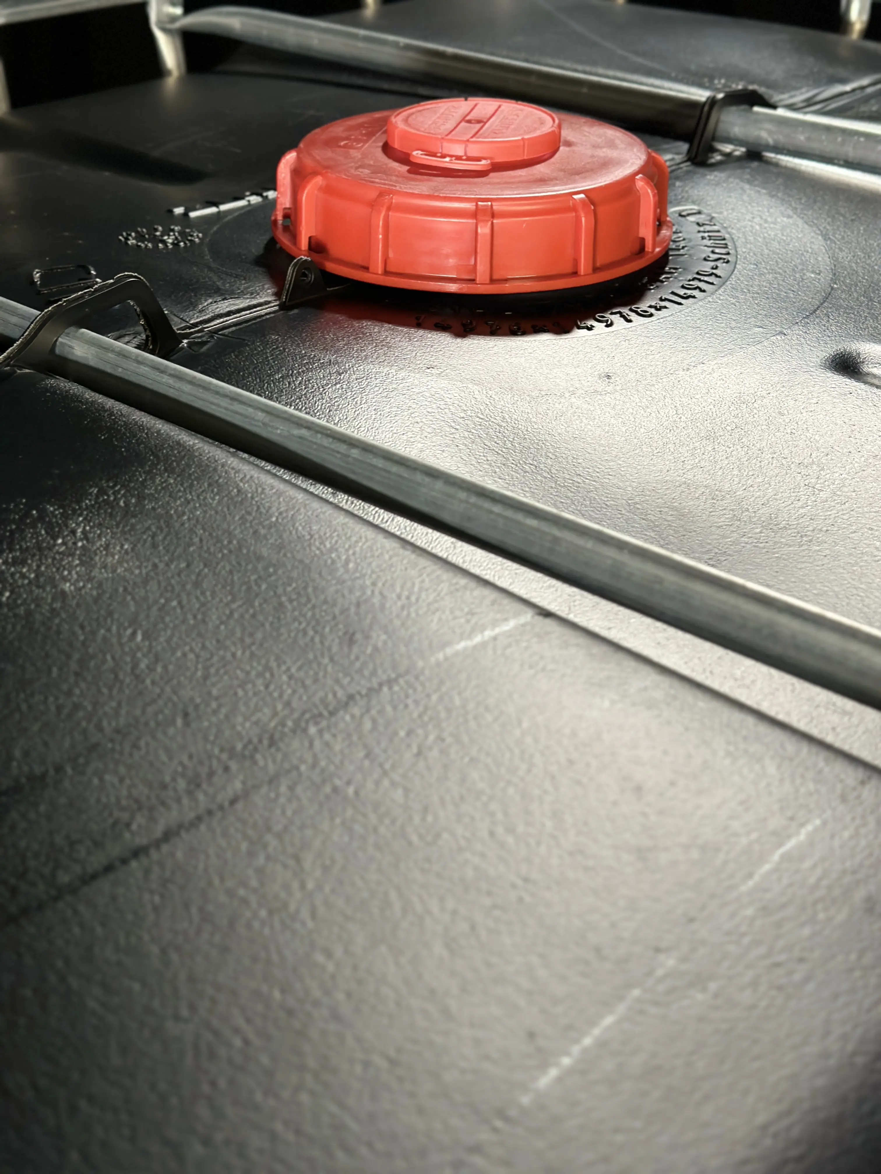 IBC-Container 1000l schwarz gereinigt 1. Wahl auf Stahlrahmenpalette 150mm Deckel mit Gefahrgutzulassung