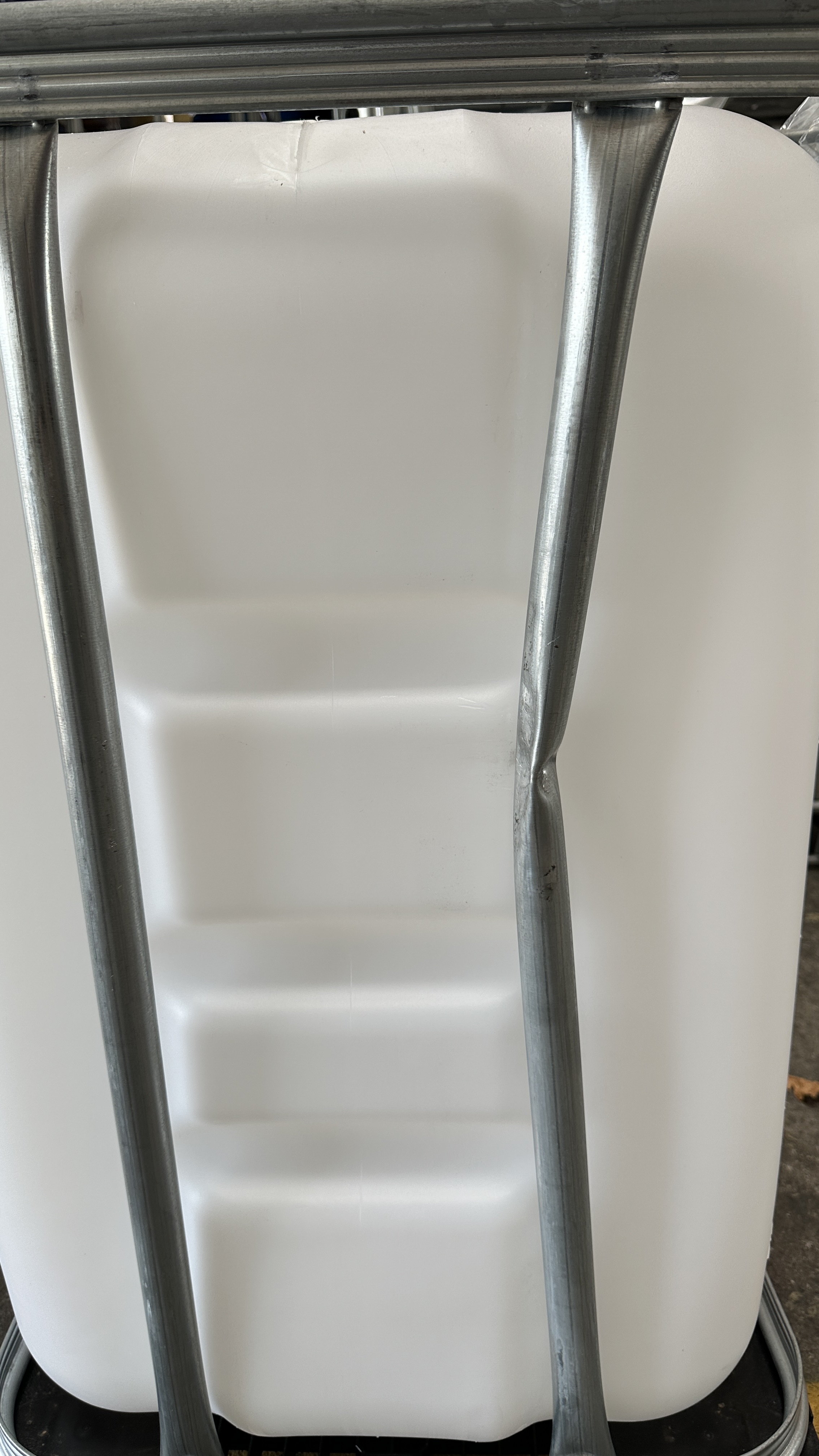 IBC-Container 300l neu (verbogene Gitterstange 3. Bild) 150mm Deckel mit Gefahrgutzulassung und Lebensmittelzulassung (Werit)