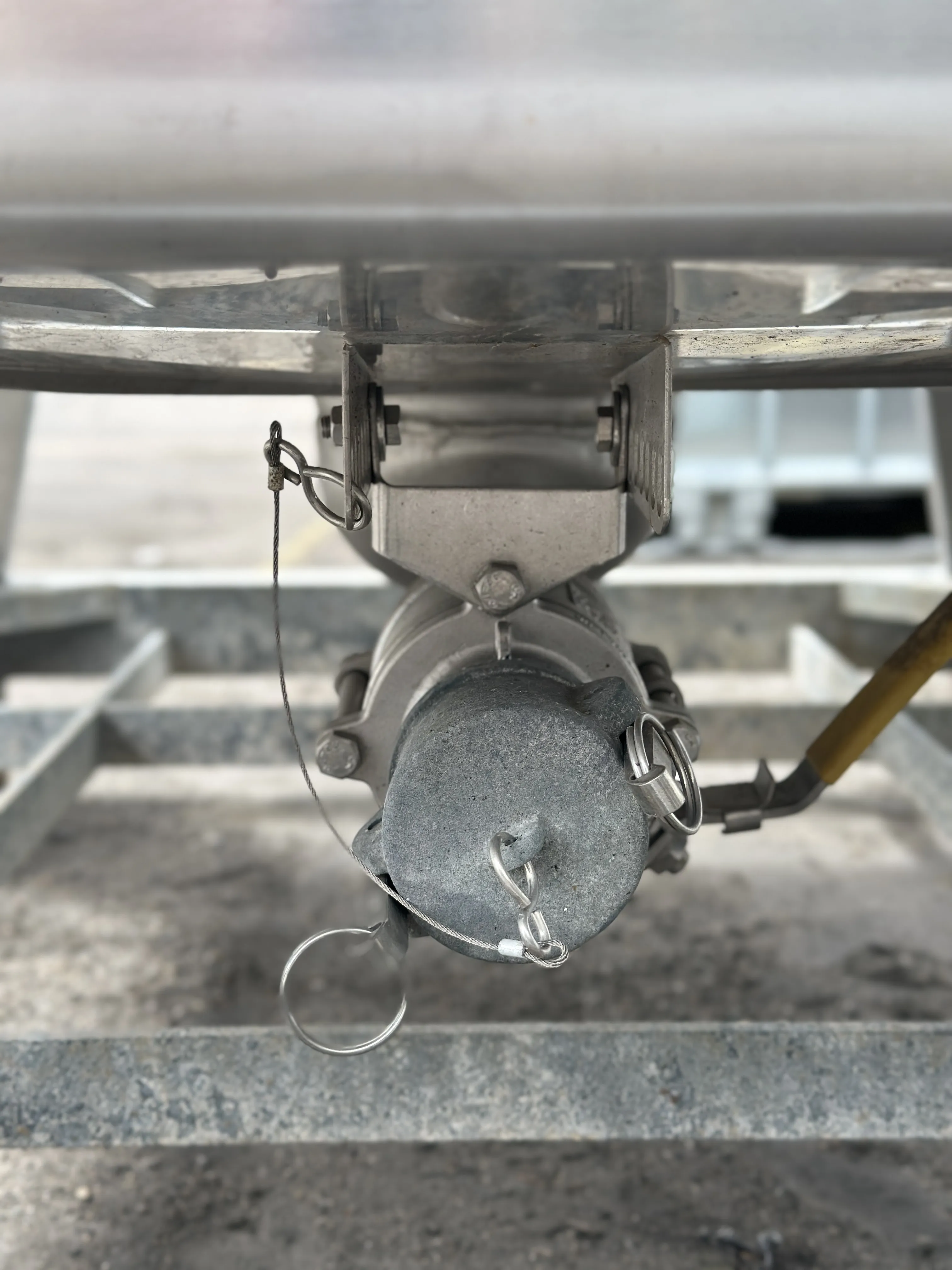 Edelstahl IBC-Container 1250l gebraucht auf Stahlrahmen