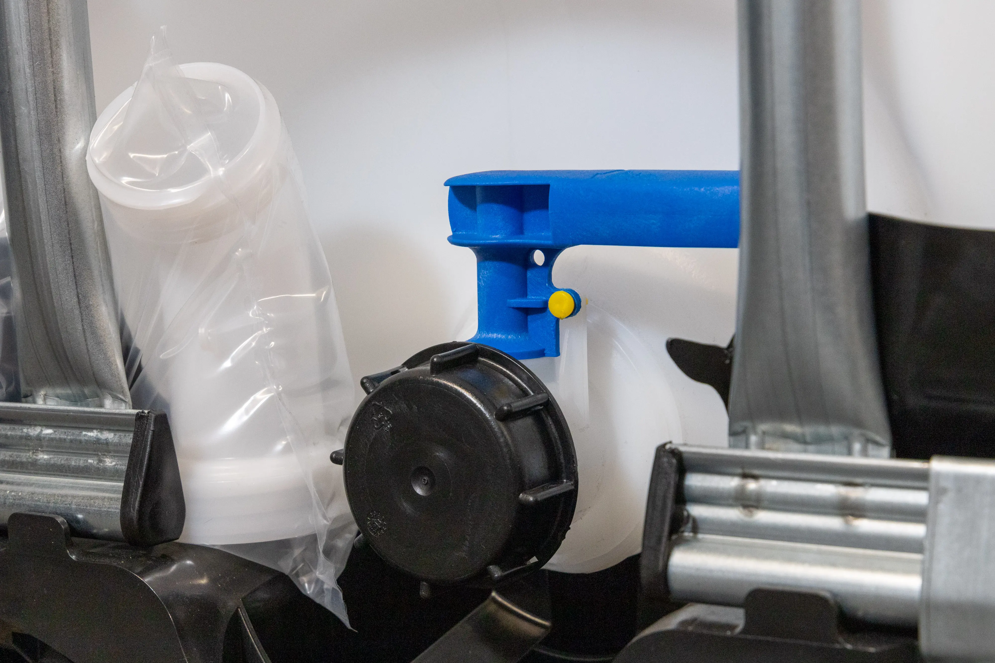 IBC-Container 1000l neu auf Kunststoffpalette 150mm Deckel mit Gefahrgutzulassung und Lebensmittelzulassung