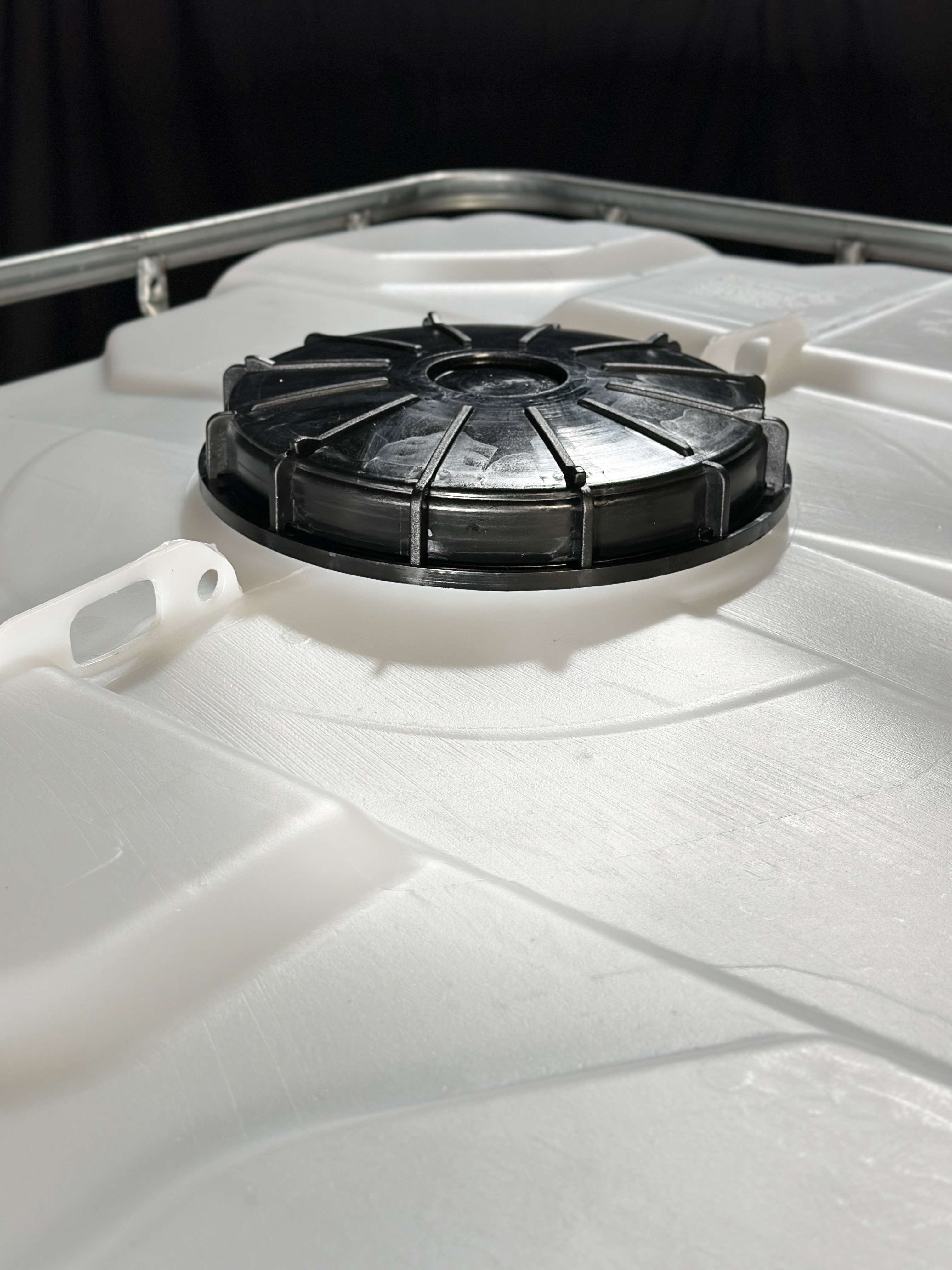 IBC-Container 1000l mit neuem Innenbehälter auf Stahlrahmenpalette 225mm Deckel mit Lebensmittelzulassung und 2-Zoll-Auslauf