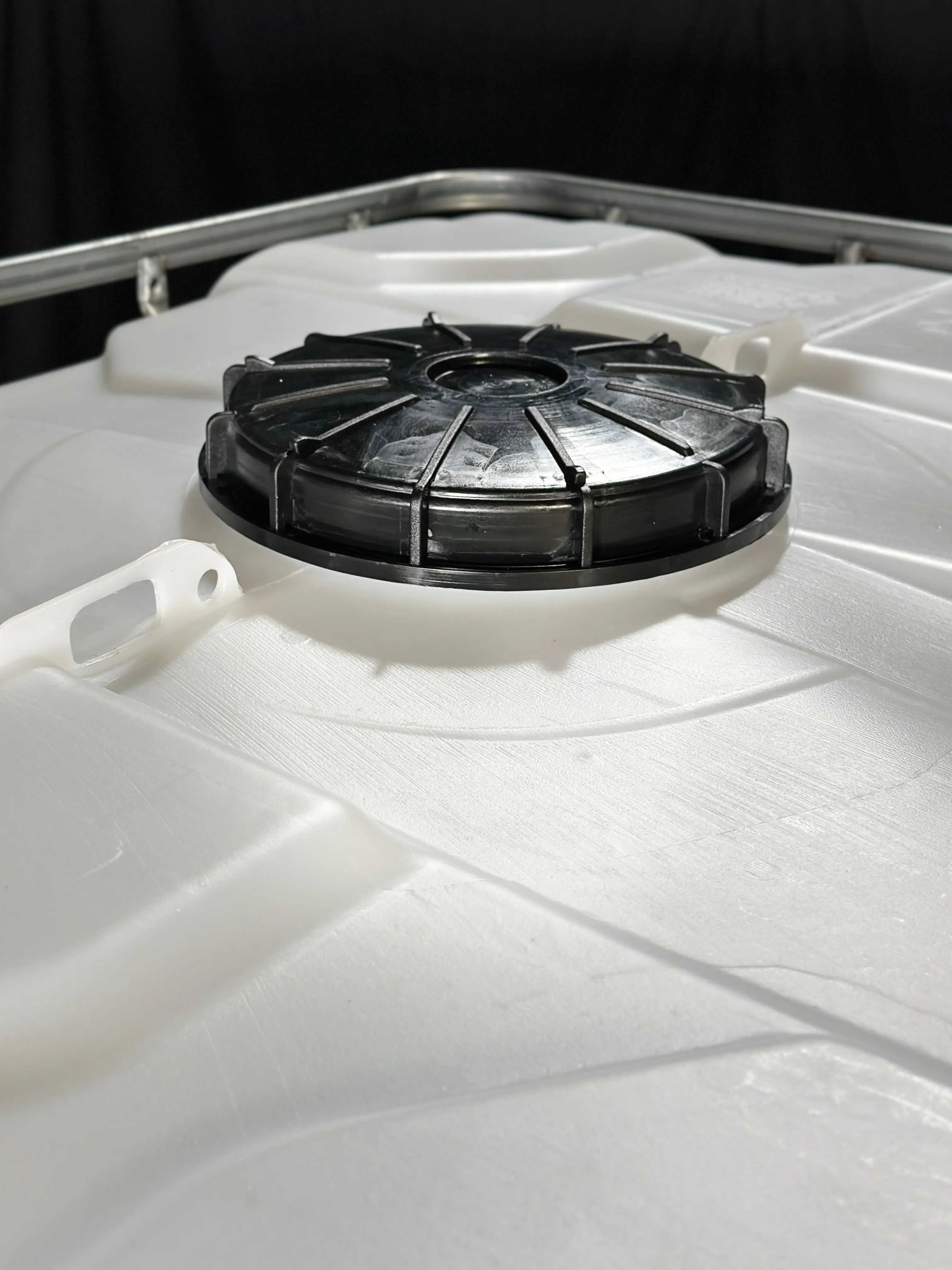 IBC-Container 1000l mit neuem Innenbehälter auf Stahlrahmenpalette 225mm Deckel mit Lebensmittelzulassung und 2-Zoll-Auslauf