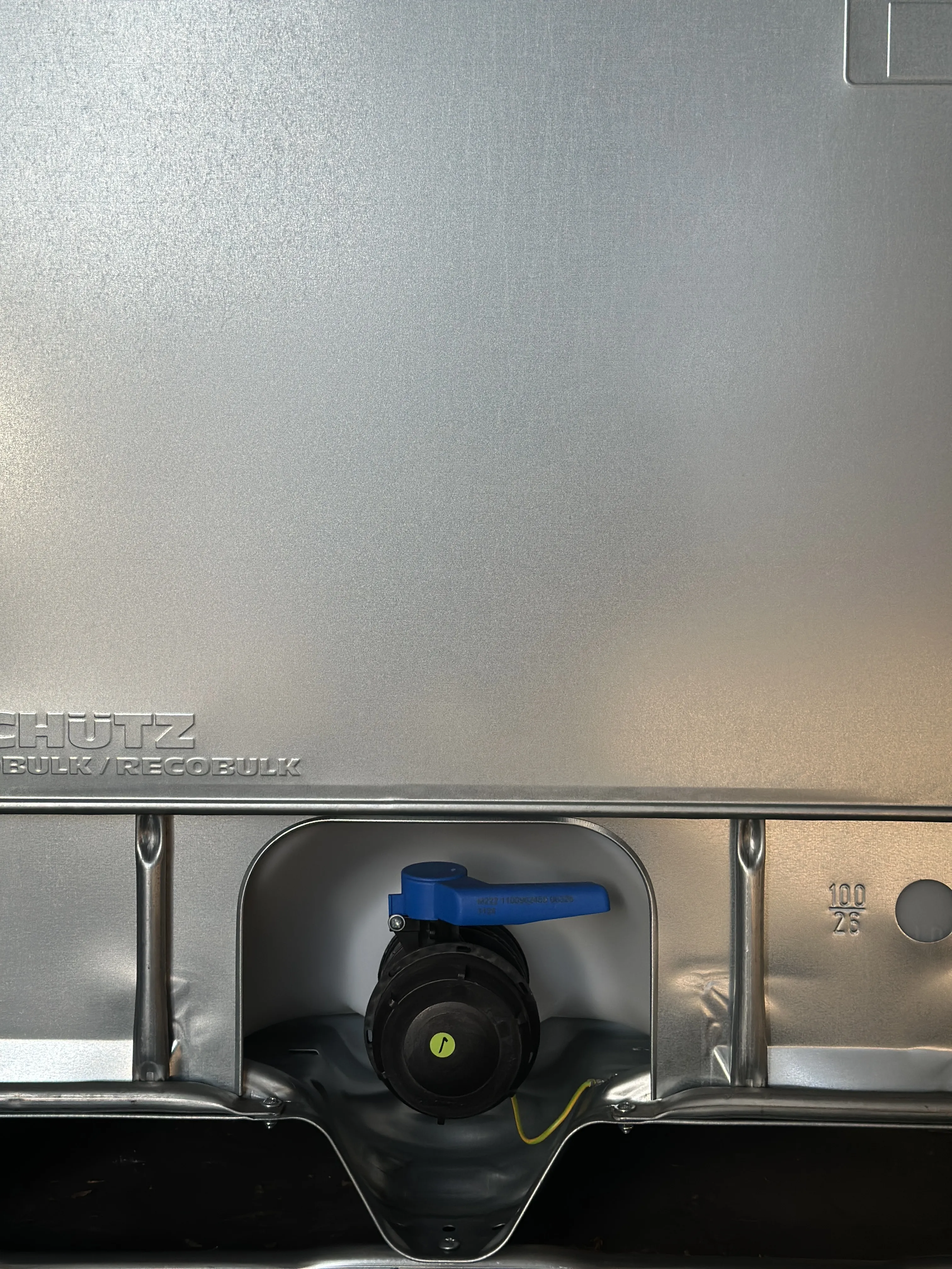  IBC-Container 1000l neu mit beschädigtem Stahlmantel Ex-geschützt auf Stahlrahmenpalette, XXL-Schild mit 12 Feldern, 150mm Deckel mit Gefahrgutzulassung, Entgasungsventil und 3 Zoll Auslauf 