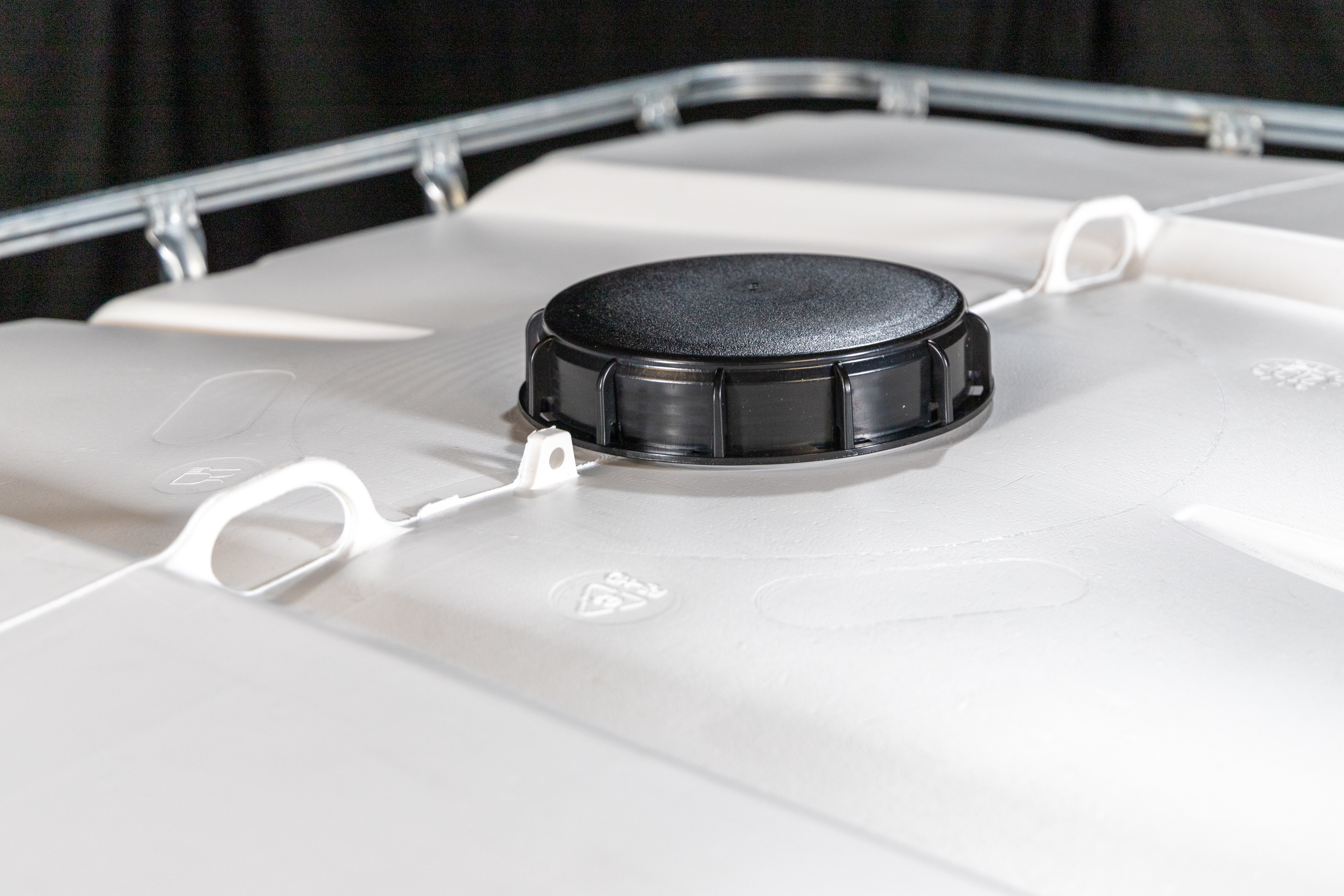 IBC-Container 1000l mit weißem UV-Geschütztem neuem Innenbehälter auf Kunststoffpalette 150mm Deckel und Lebensmittelzulassung