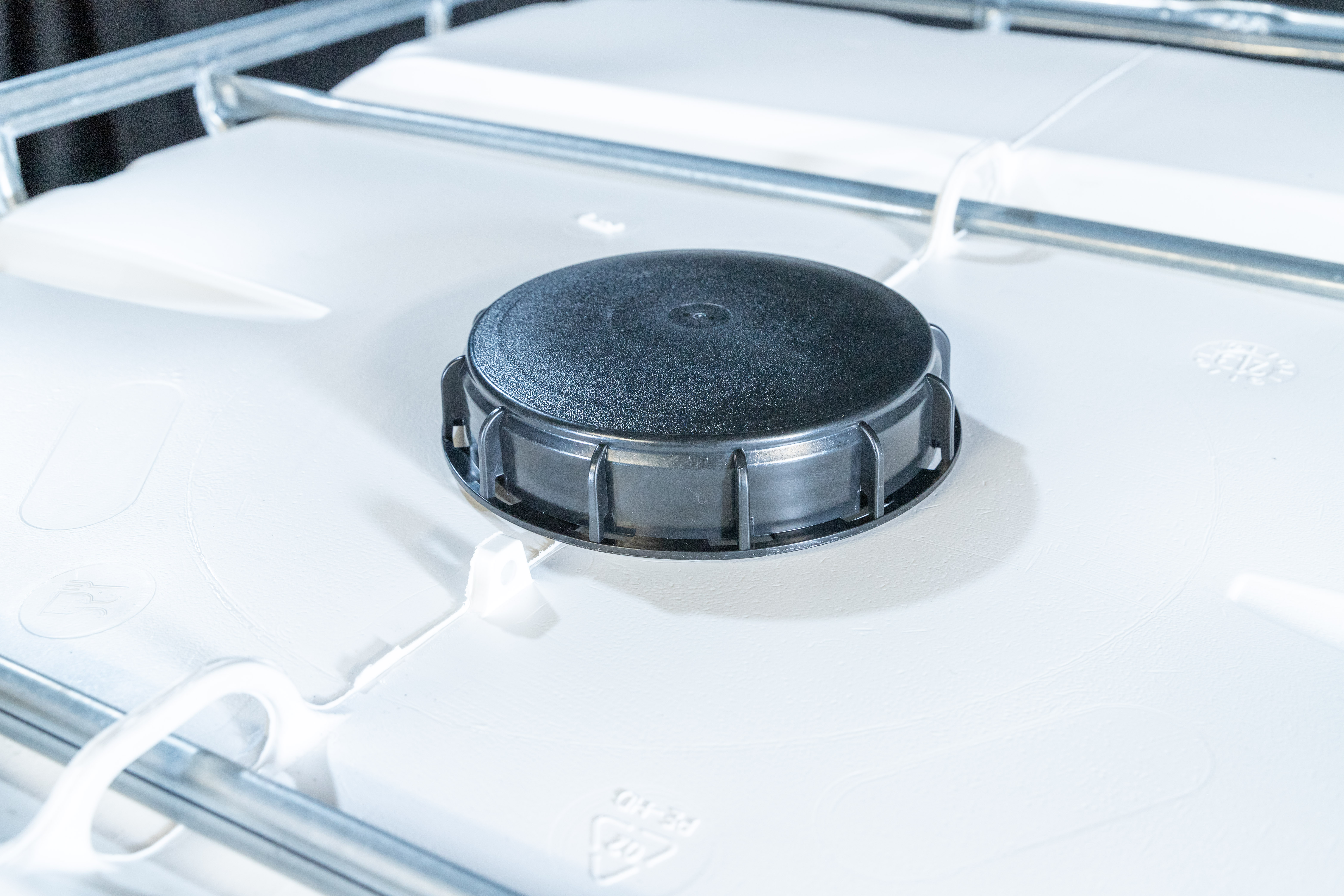 Wassertank 1000l mit weißem UV-Geschütztem neuem Innenbehälter auf Stahlrahmenpalette 150mm Deckel als IBC-Container inklusive 1/2 Zoll Wasserhahn