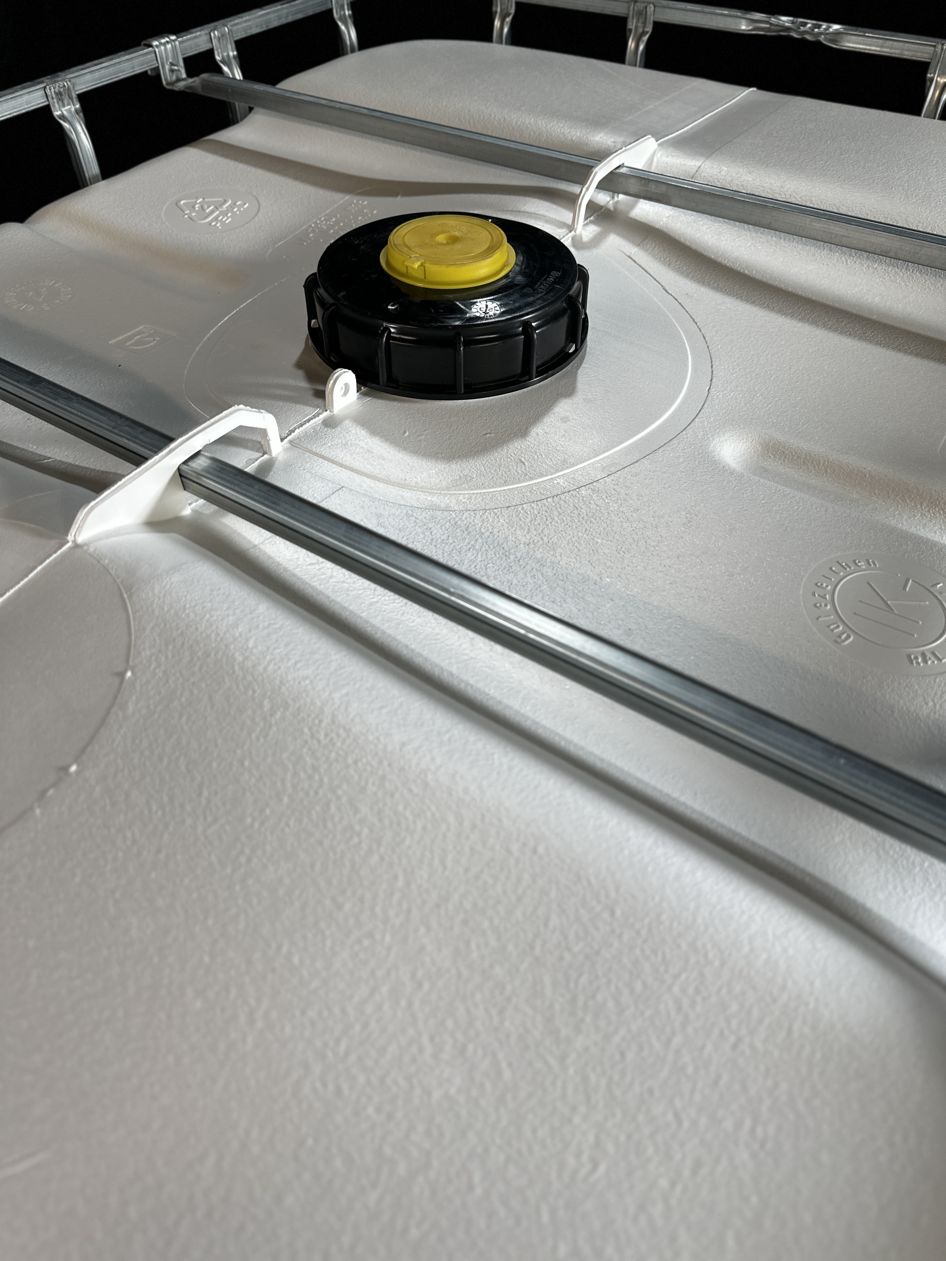 IBC-Container 1000l gereinigt mit weißem UV-geschütztem Innenbehälter auf Kunststoffpalette 150mm Deckel und Gefahrgutzulassung