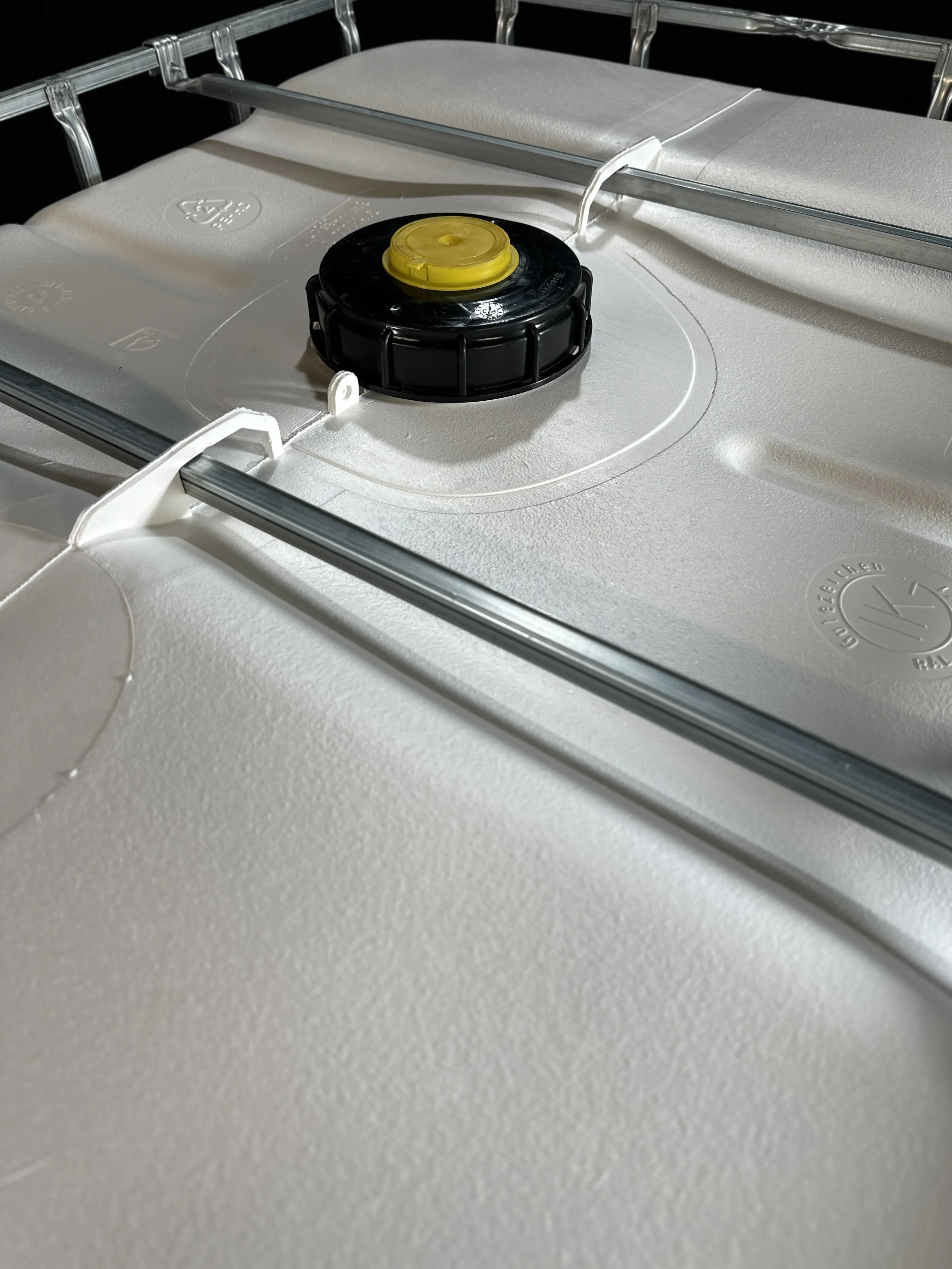 IBC-Container 1000l gereinigt mit weißem UV-geschütztem Innenbehälter auf Kunststoffpalette 150mm Deckel und Gefahrgutzulassung