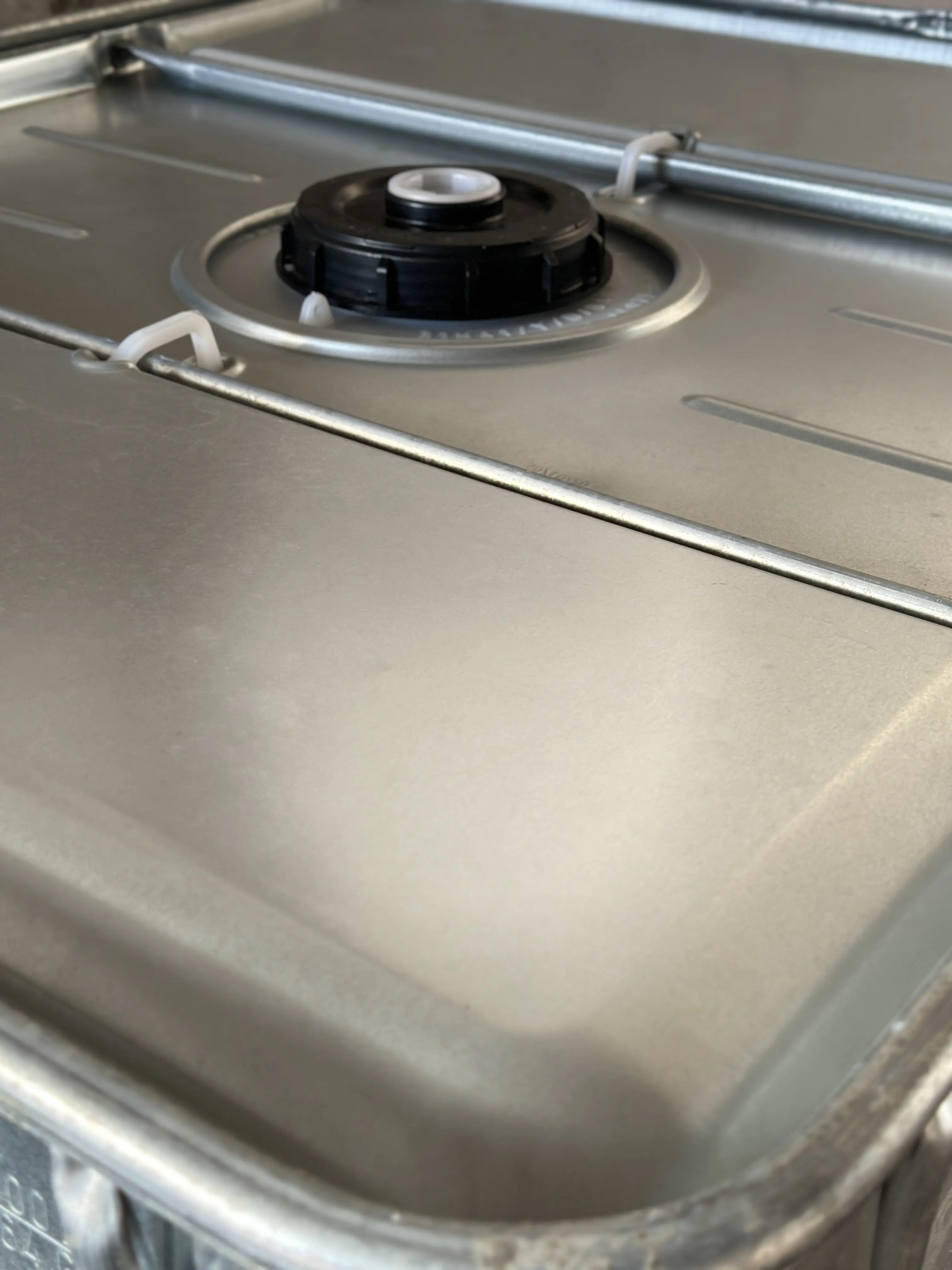 IBC-Container 1000l neu Ex-geschützt auf Stahlkufenpalette 150mm Deckel mit Gefahrgutzulassung, Stahlmantel 