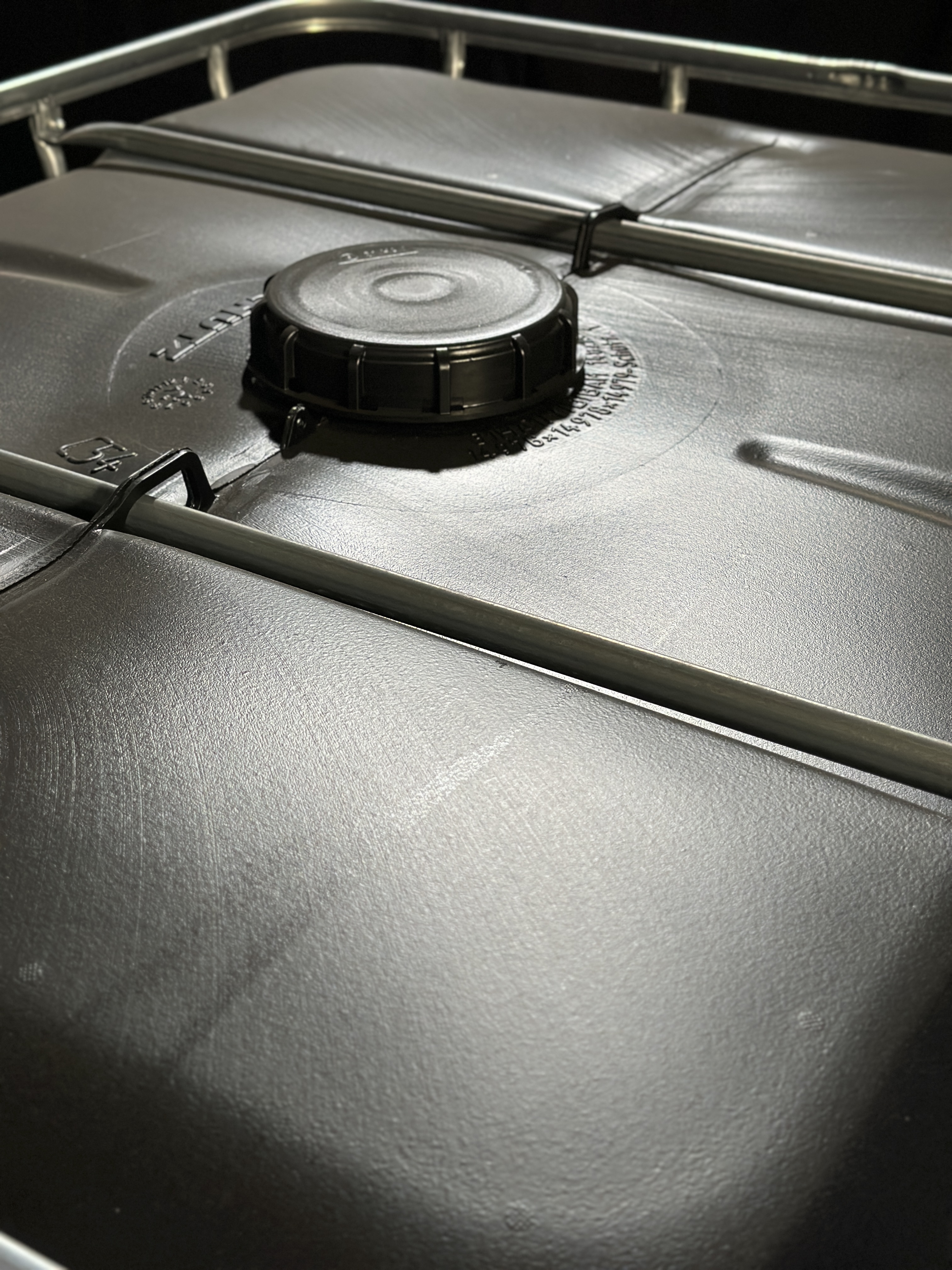IBC-Container 1000l neu schwarz auf Stahlkufenpalette 150mm Deckel (Schütz)