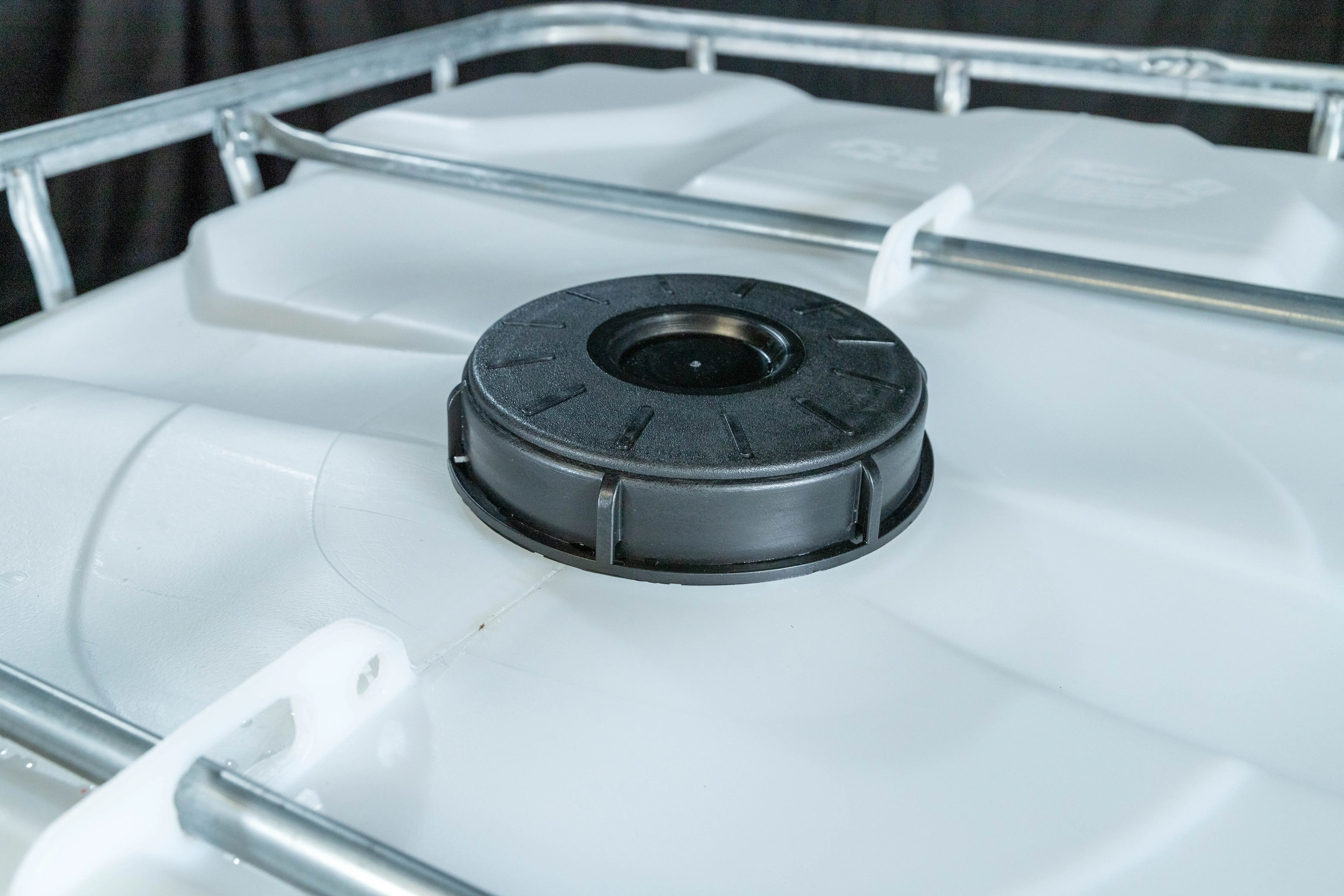 IBC-Container 1000l mit neuem Innenbehälter auf Stahlkufenpalette 150mm Deckel mit Lebensmittelzulassung