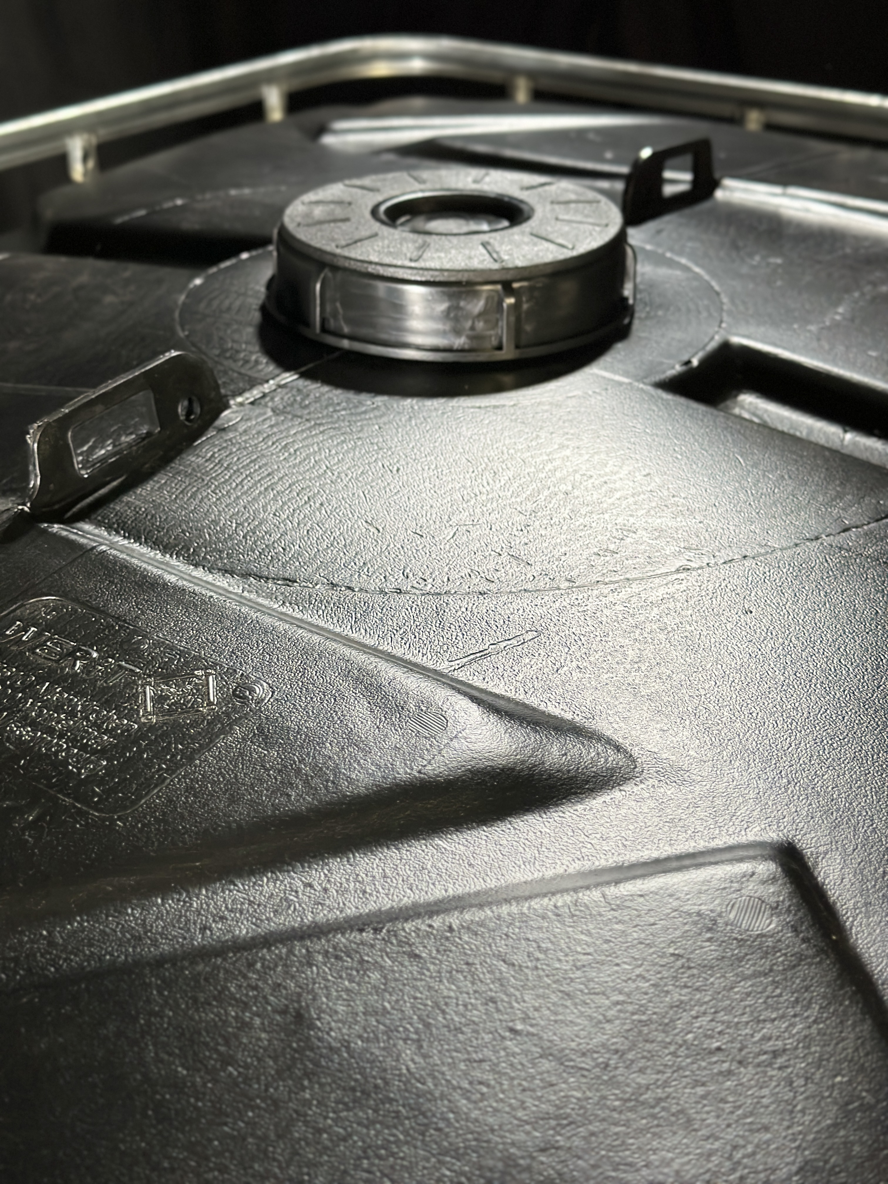 Wassertank 1000l mit schwarzem UV-geschütztem, neuem Innenbehälter auf Stahlpalette 150mm Deckel, inkl. 3/4-Zoll-Wasserhahn und Lebensmittelzulassung