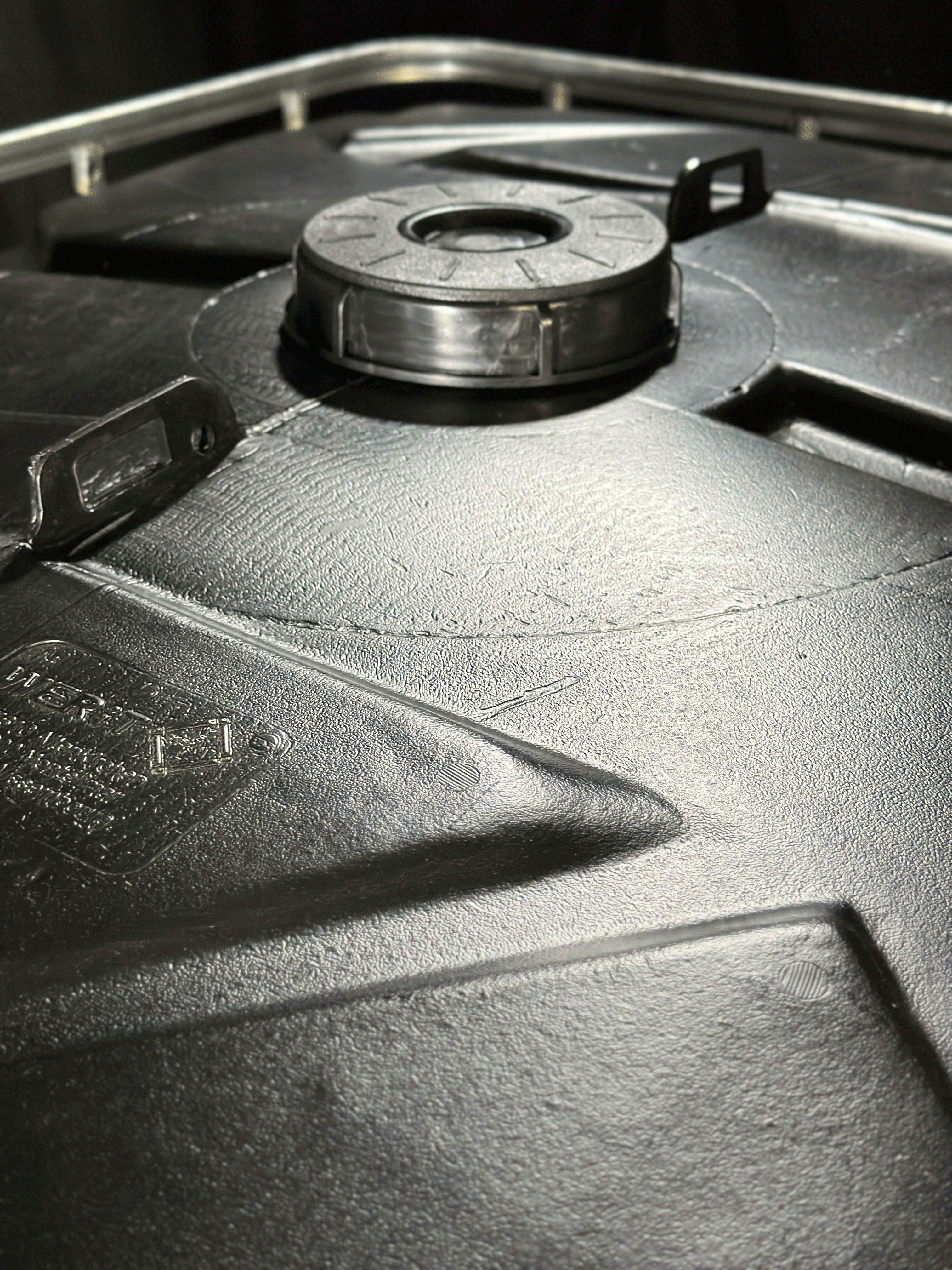 Wassertank 1000l mit schwarzem UV-geschütztem, neuem Innenbehälter auf Stahlpalette 150mm Deckel, inkl. 3/4-Zoll-Wasserhahn und Lebensmittelzulassung