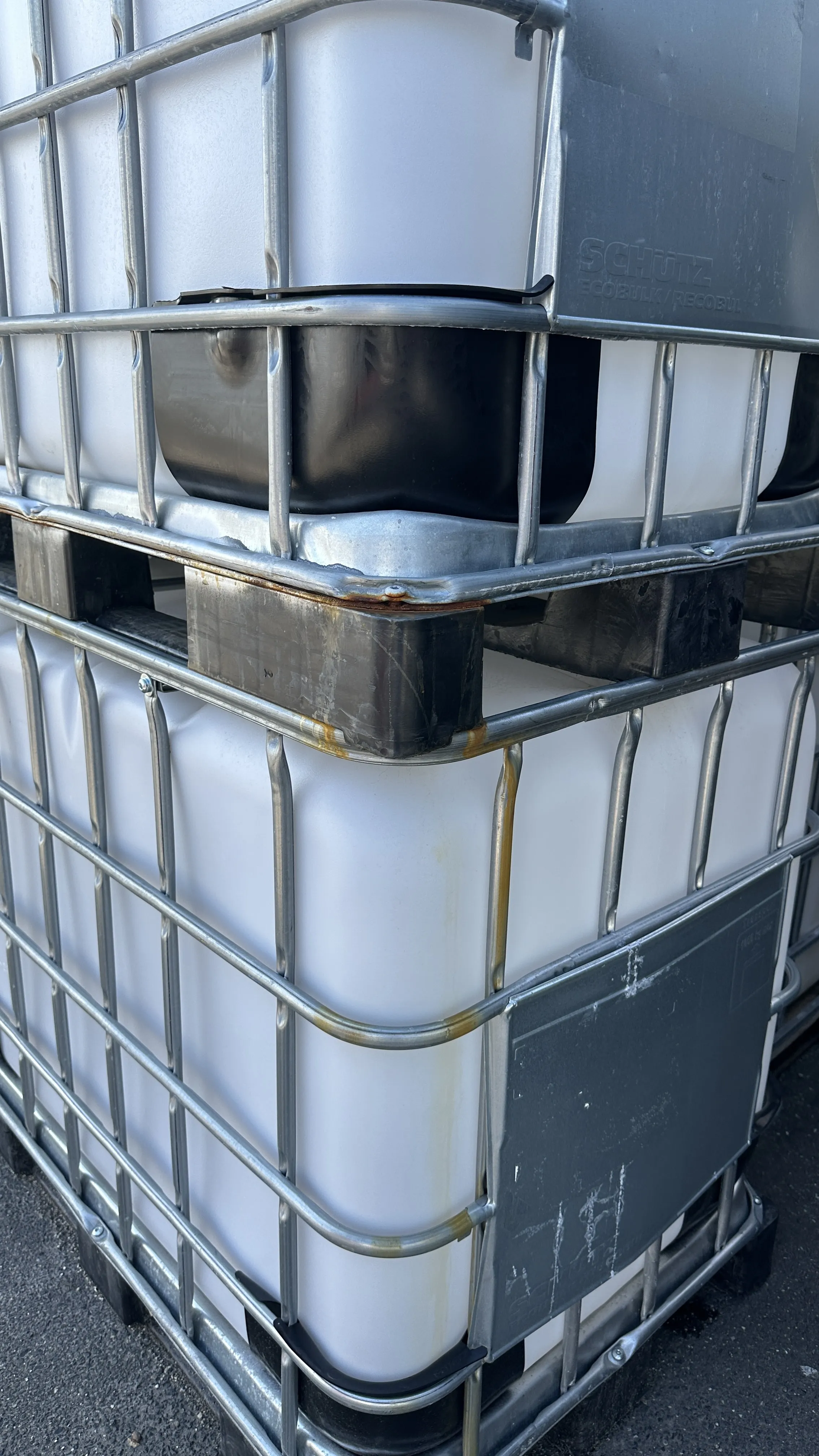 IBC-Container 600l gereinigt 1.Wahl Innen, Außen teilweise 2. Wahl auf Kunststoffpalette 150mm Deckel mit Gefahrgutzulassung