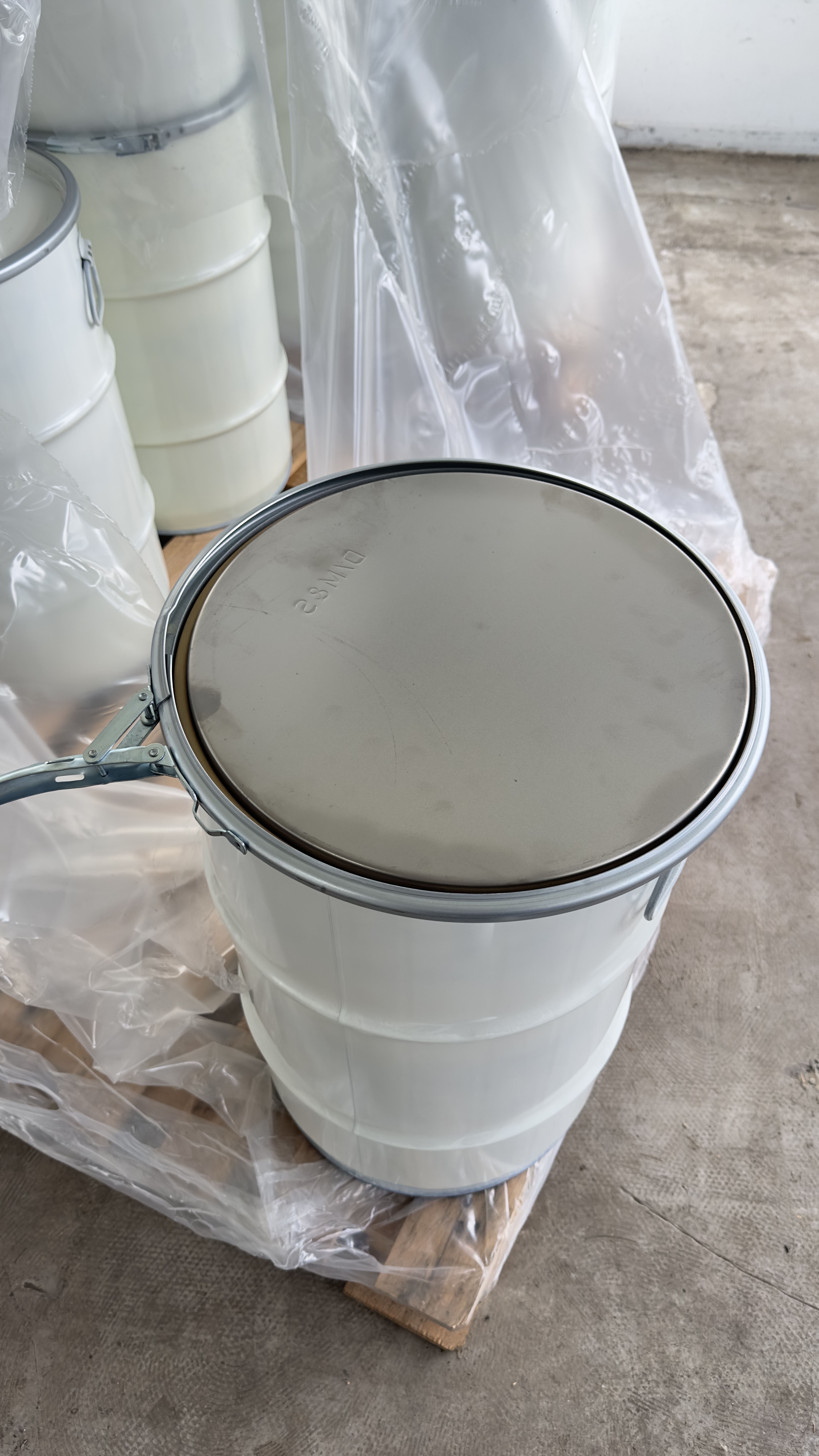 Stahlblechdeckelgebinde 60l grau lackiert, roh, 2.Wahl
