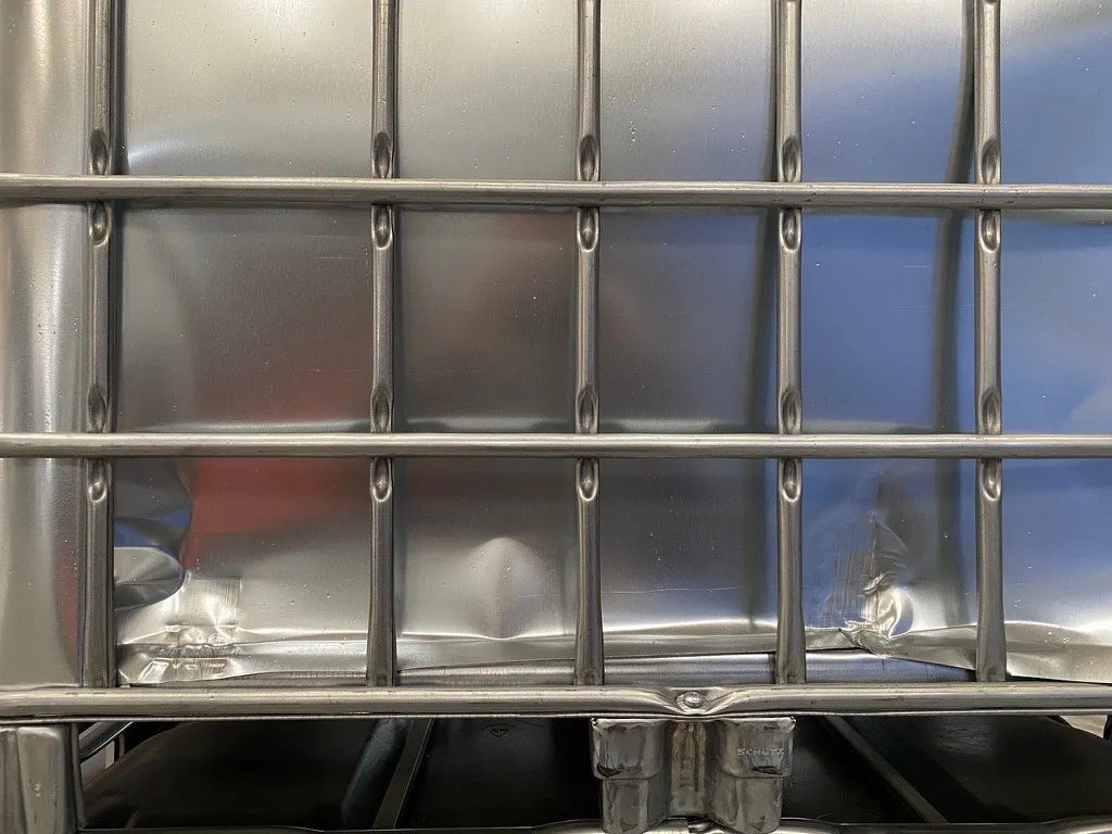  IBC-Container 1000l neu mit beschädigtem Stahlmantel Ex-geschützt auf Stahlrahmenpalette, XXL-Schild mit 12 Feldern, 150mm Deckel mit Gefahrgutzulassung, Entgasungsventil und 3 Zoll Auslauf 