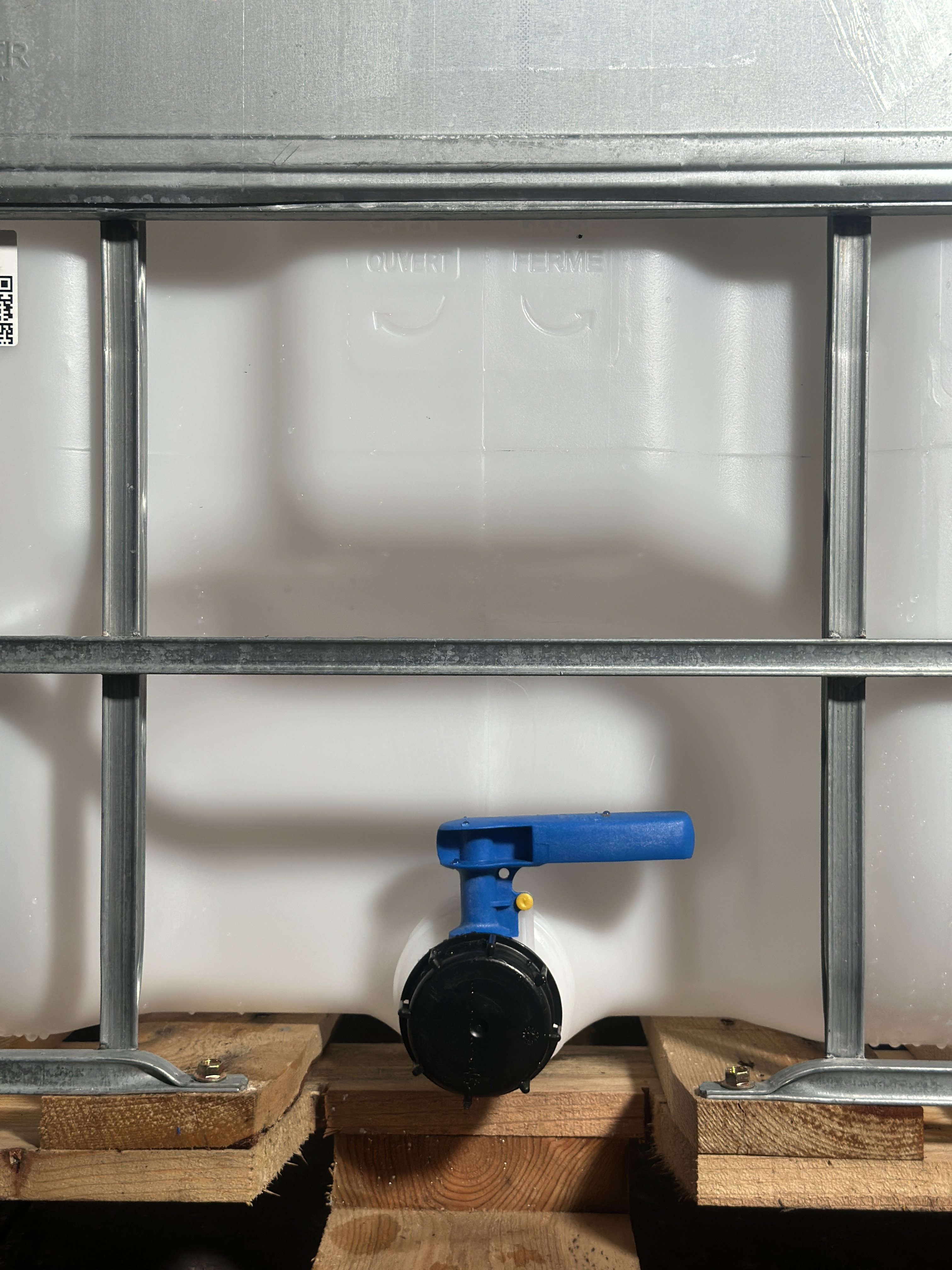 IBC-Container 1000l mit neuem Innenbehälter auf Holzpalette 225mm Deckel mit Lebensmittelzulassung und 2-Zoll-Auslauf