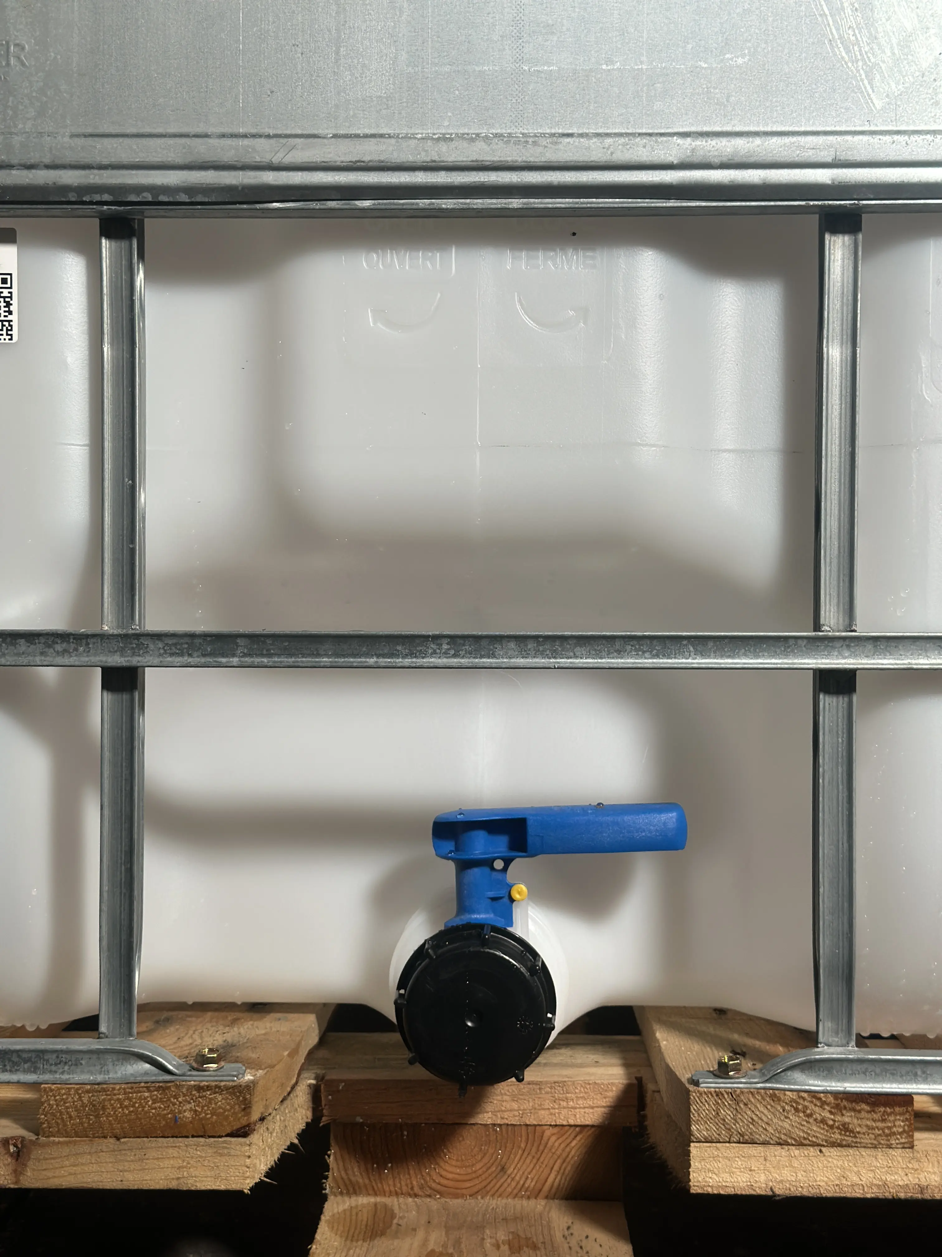 IBC-Container 1000l mit neuem Innenbehälter auf Holzpalette 225mm Deckel mit Lebensmittelzulassung und 2-Zoll-Auslauf