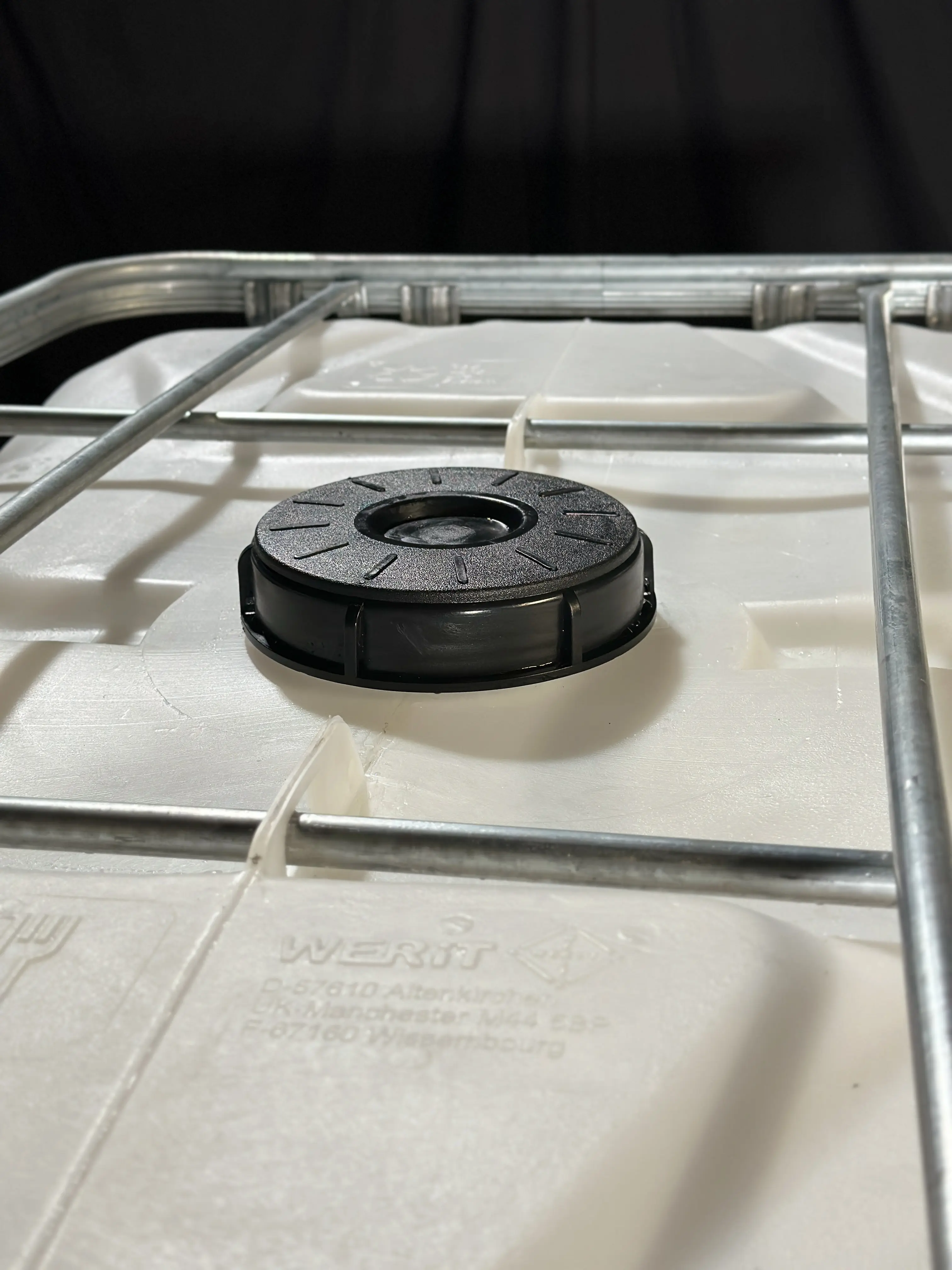 IBC-Container 800l neu mit kleinen Kratzern 150mm Deckel mit Gefahrgutzulassung und Lebensmittelzulassung (Werit)   IBC-Container 800l neu (Bruchstelle an der Kunststoffpalette) 150mm Deckel mit Gefahrgutzulassung und Lebensmittelzulassung (Werit)