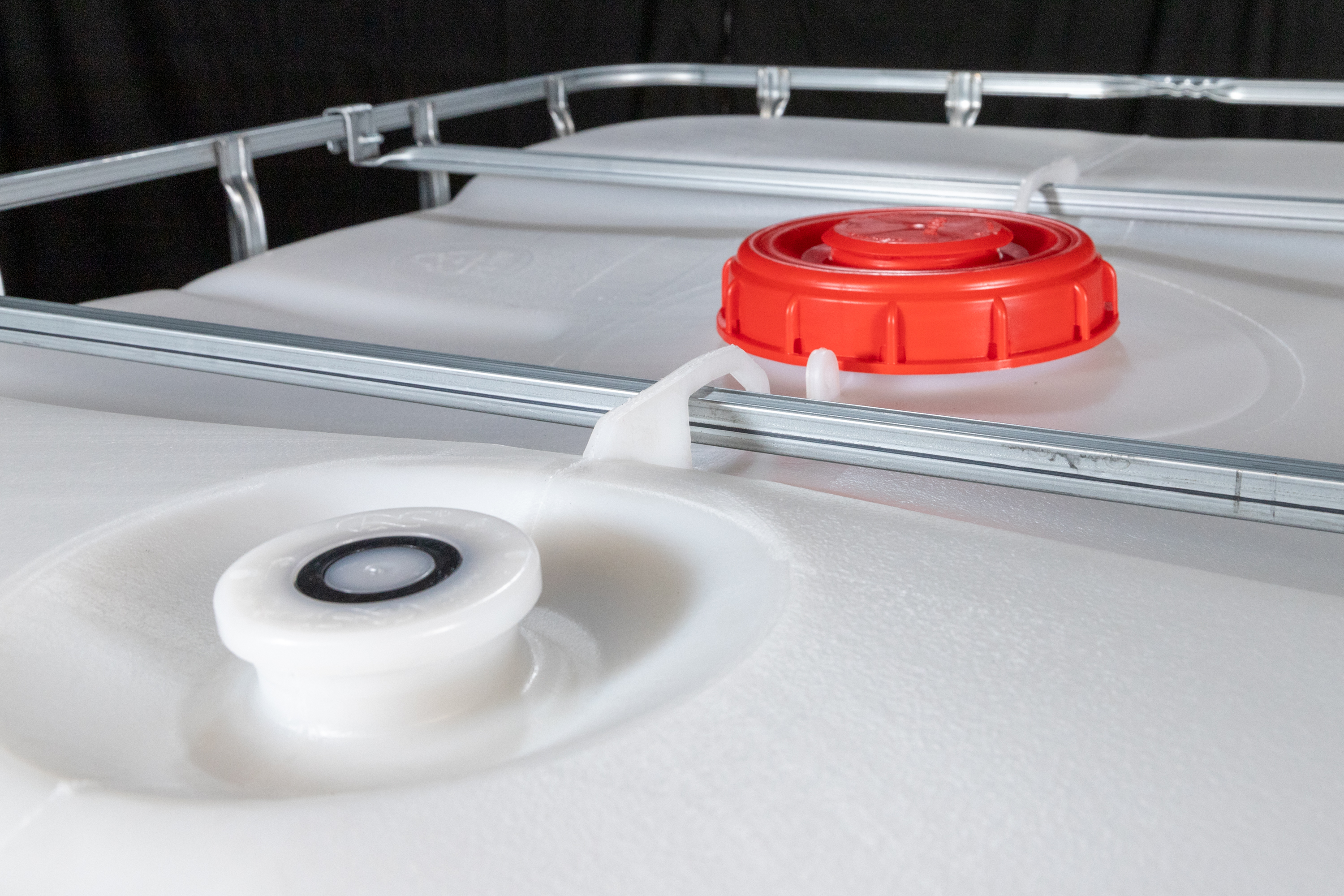 IBC-Container 1000l neu mit CDS1-System auf Kunststoffpalette mit verbogener Gitterbox und 150mm Deckel (für z.B. AdBlue) 