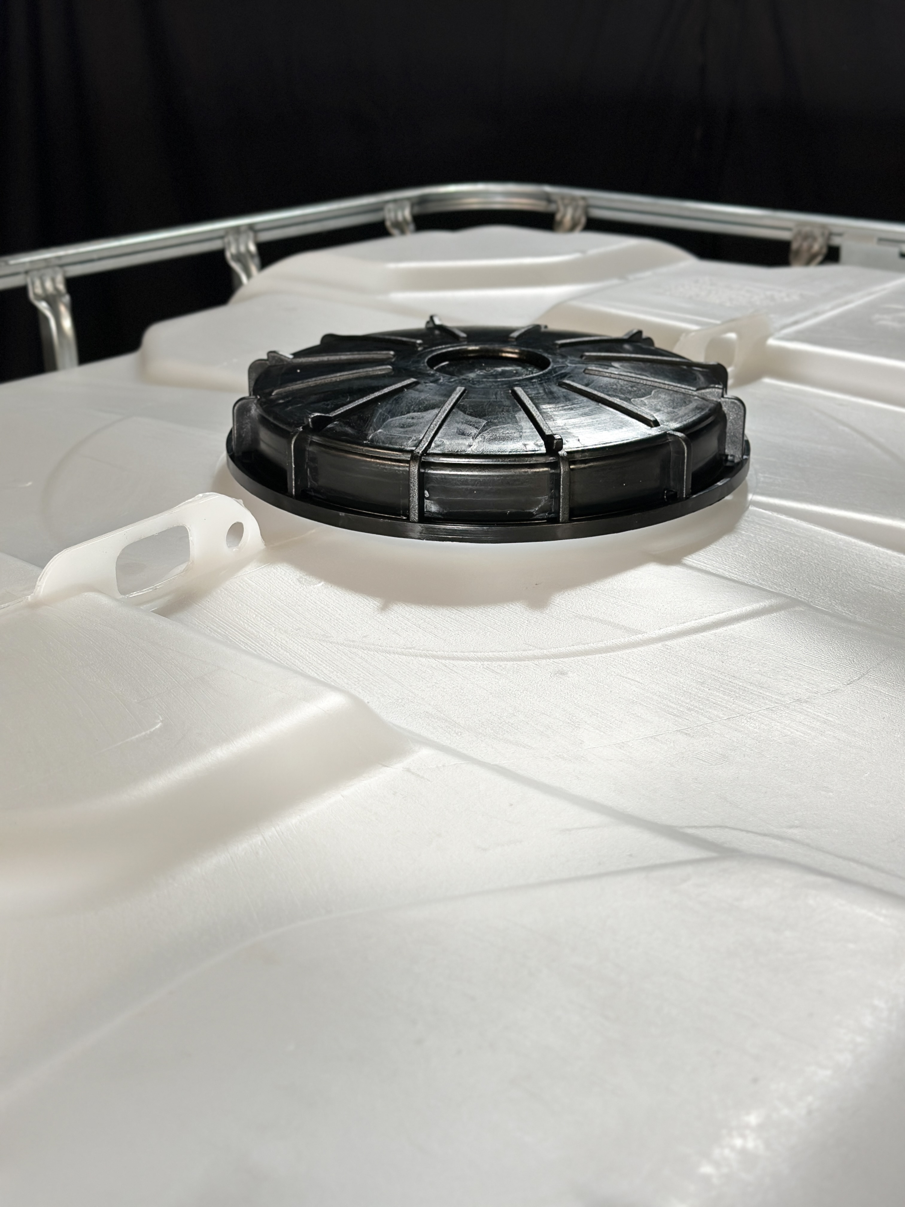 IBC-Container 1000l mit neuem Innenbehälter auf Kunststoffpalette 225mm Deckel mit Lebensmittelzulassung und 2-Zoll-Auslauf