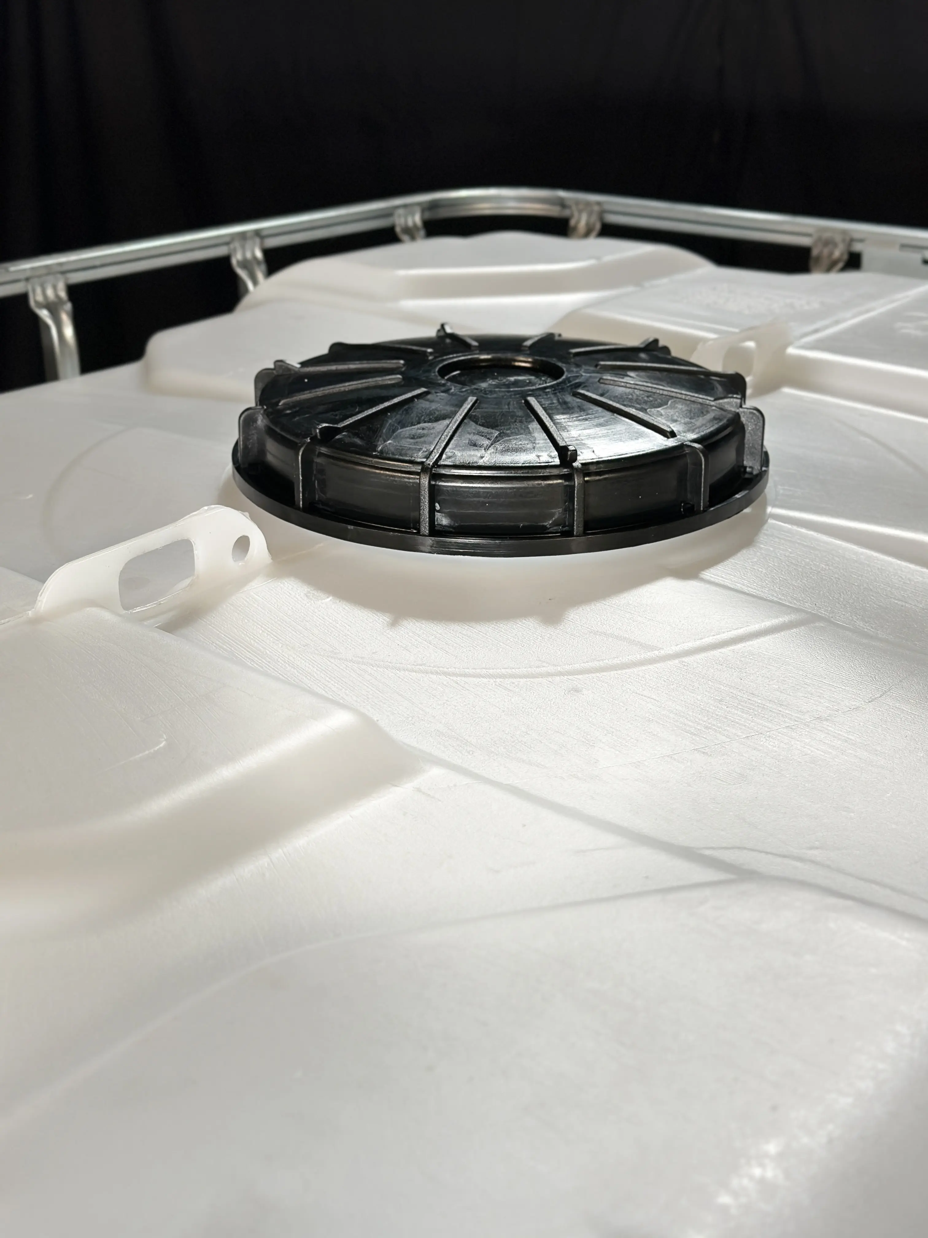 IBC-Container 1000l mit neuem Innenbehälter auf Kunststoffpalette 225mm Deckel mit Lebensmittelzulassung und 2-Zoll-Auslauf