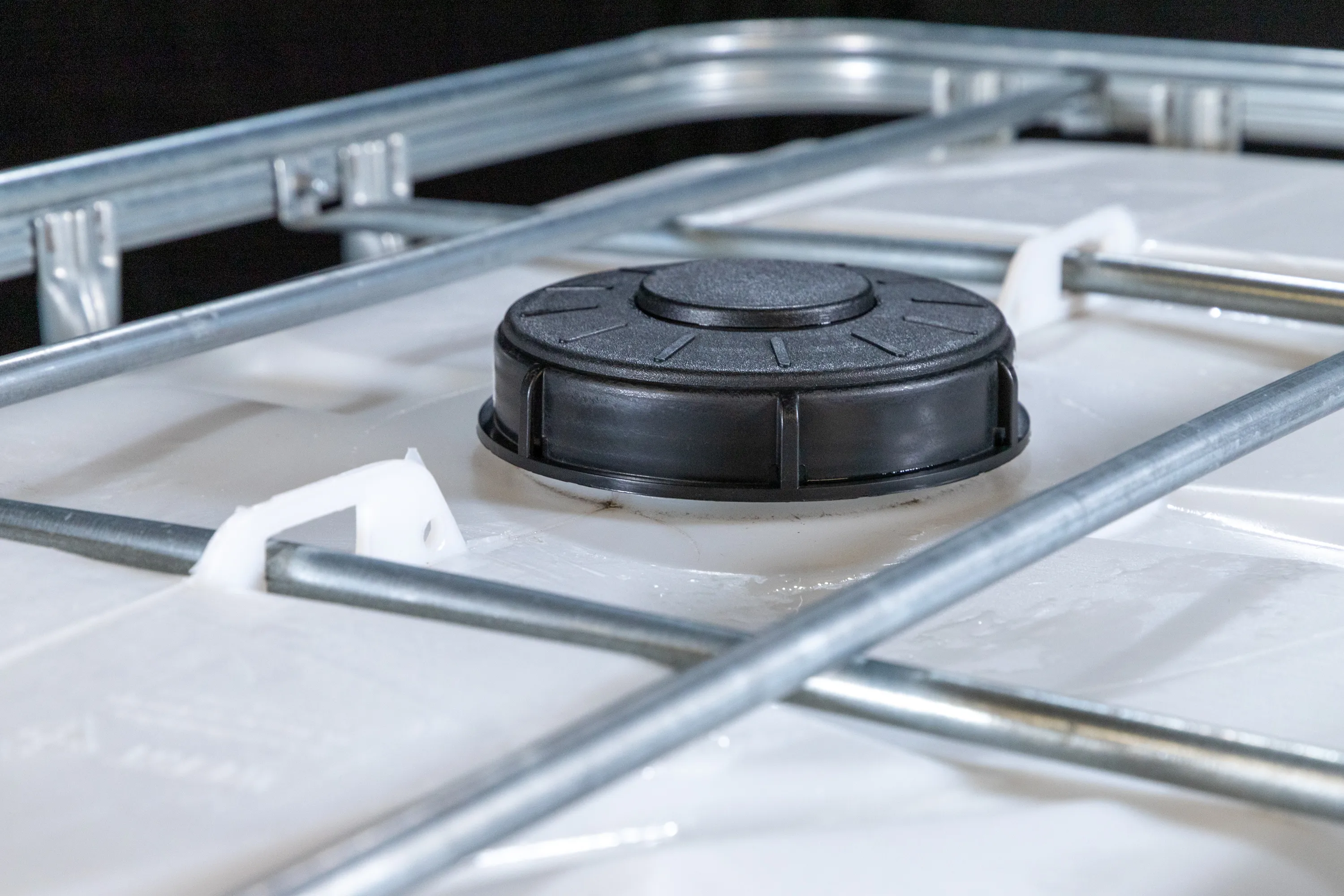IBC-Container 600l gereinigt auf Kunststoffpalette 150mm Deckel, 3-Zoll-Auslauf