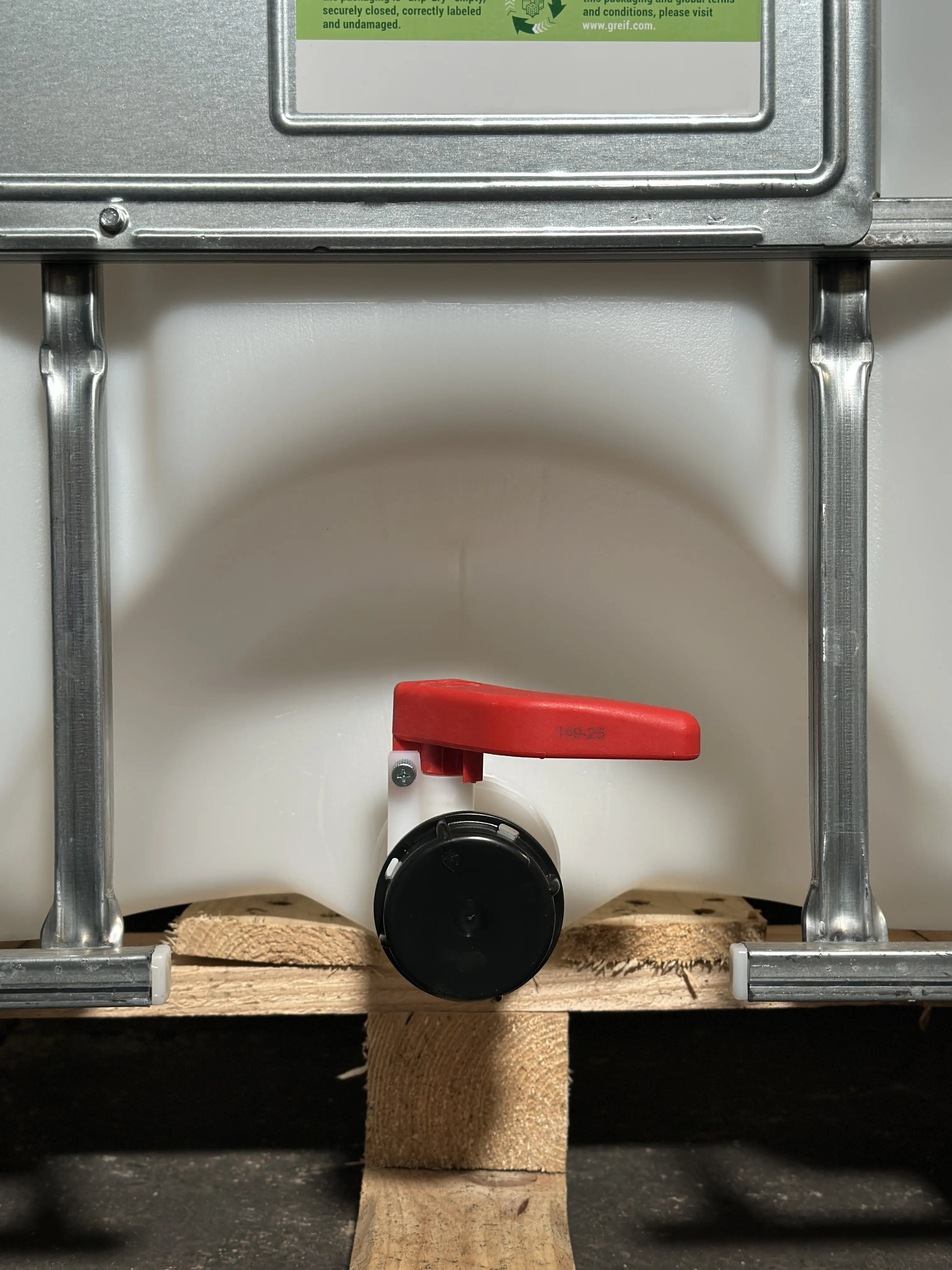 IBC-Container 1000l mit neuem Innenbehälter auf Holzpalette 150mm Deckel und Gefahrgutzulassung