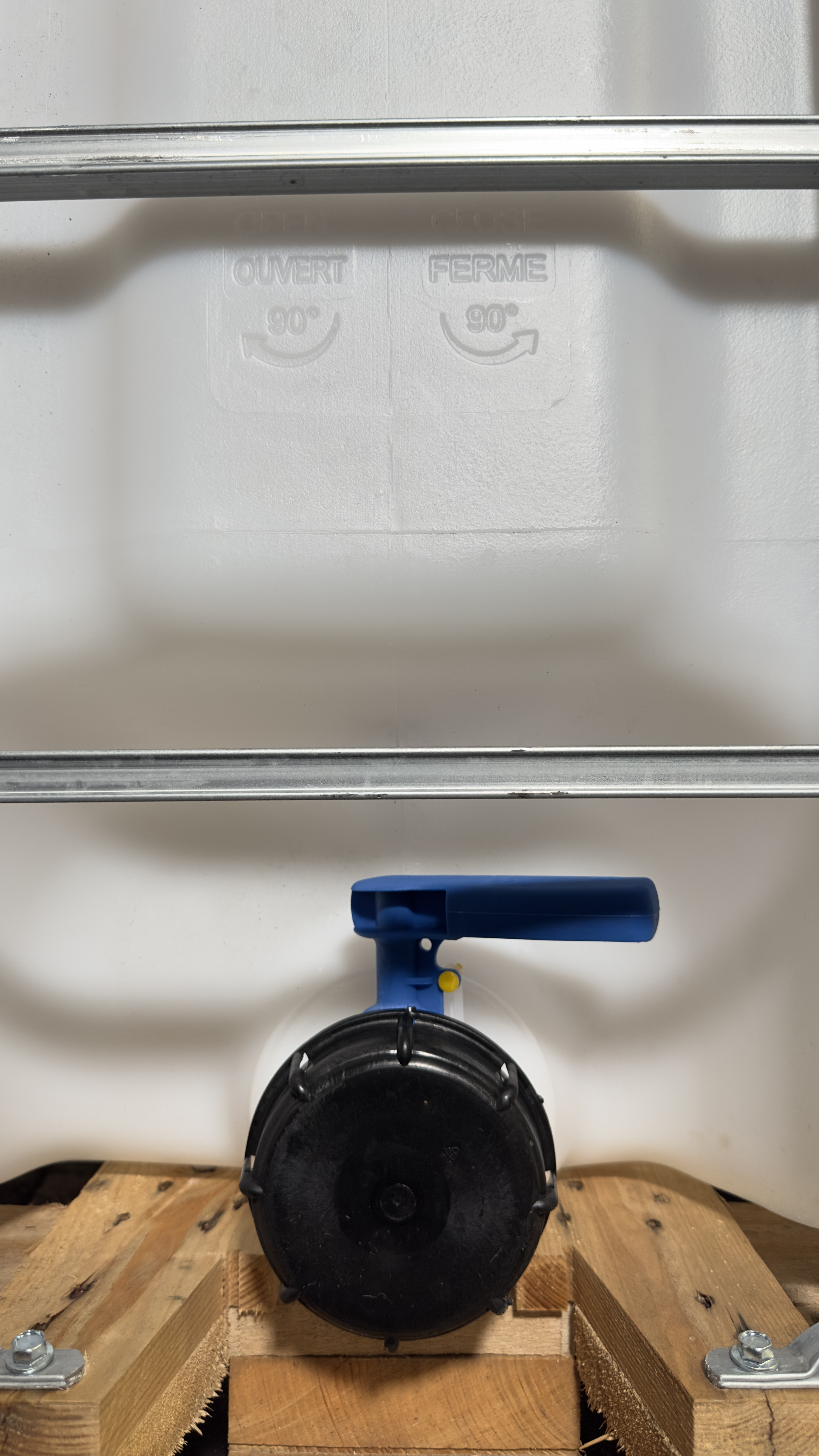 IBC-Container 1000l mit neuem Innenbehälter auf Holzpalette 225mm Deckel mit Lebensmittelzulassung und 3-Zoll-Auslauf