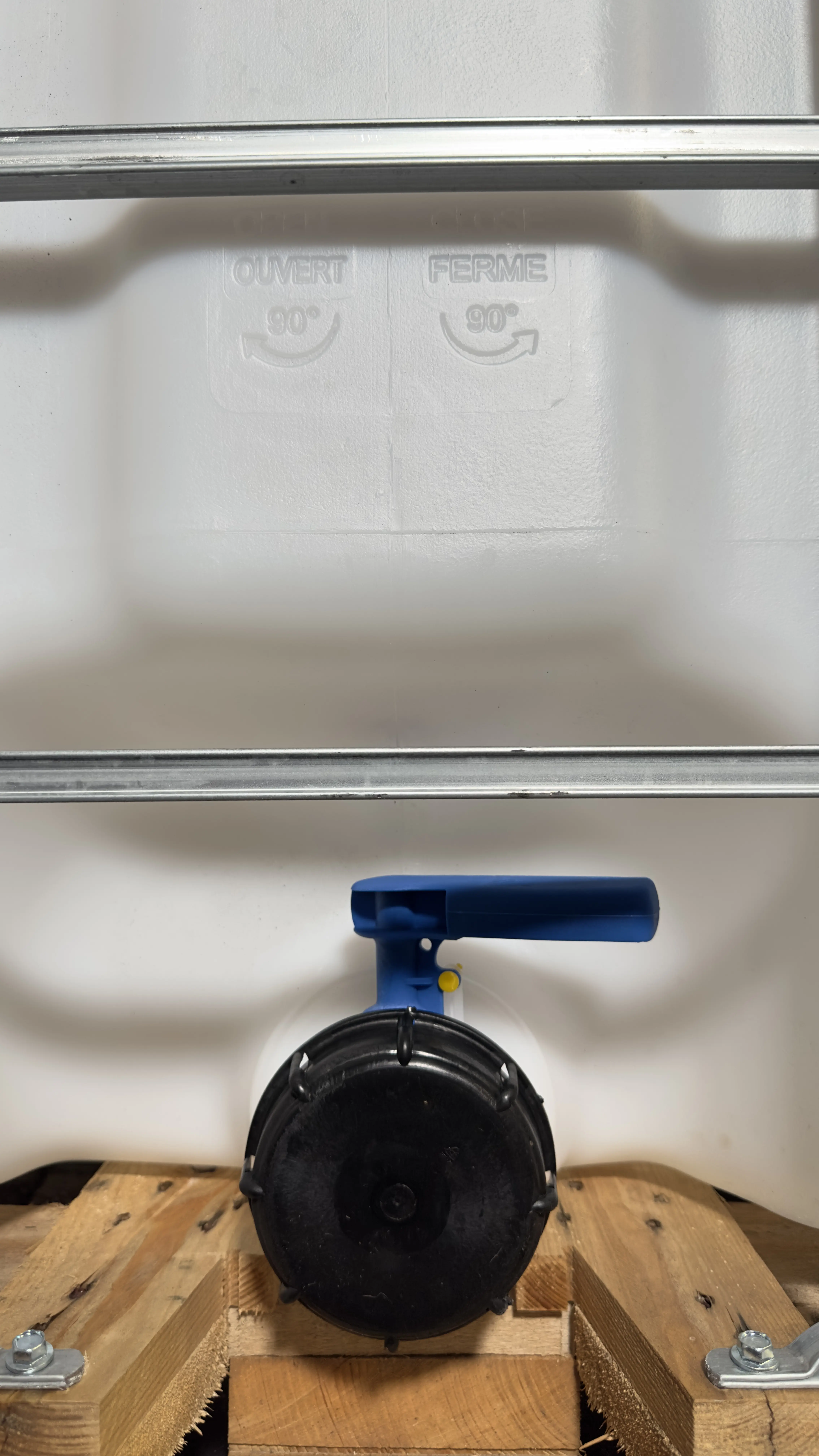 IBC-Container 1000l mit neuem Innenbehälter auf Holzpalette 225mm Deckel mit Lebensmittelzulassung und 3-Zoll-Auslauf