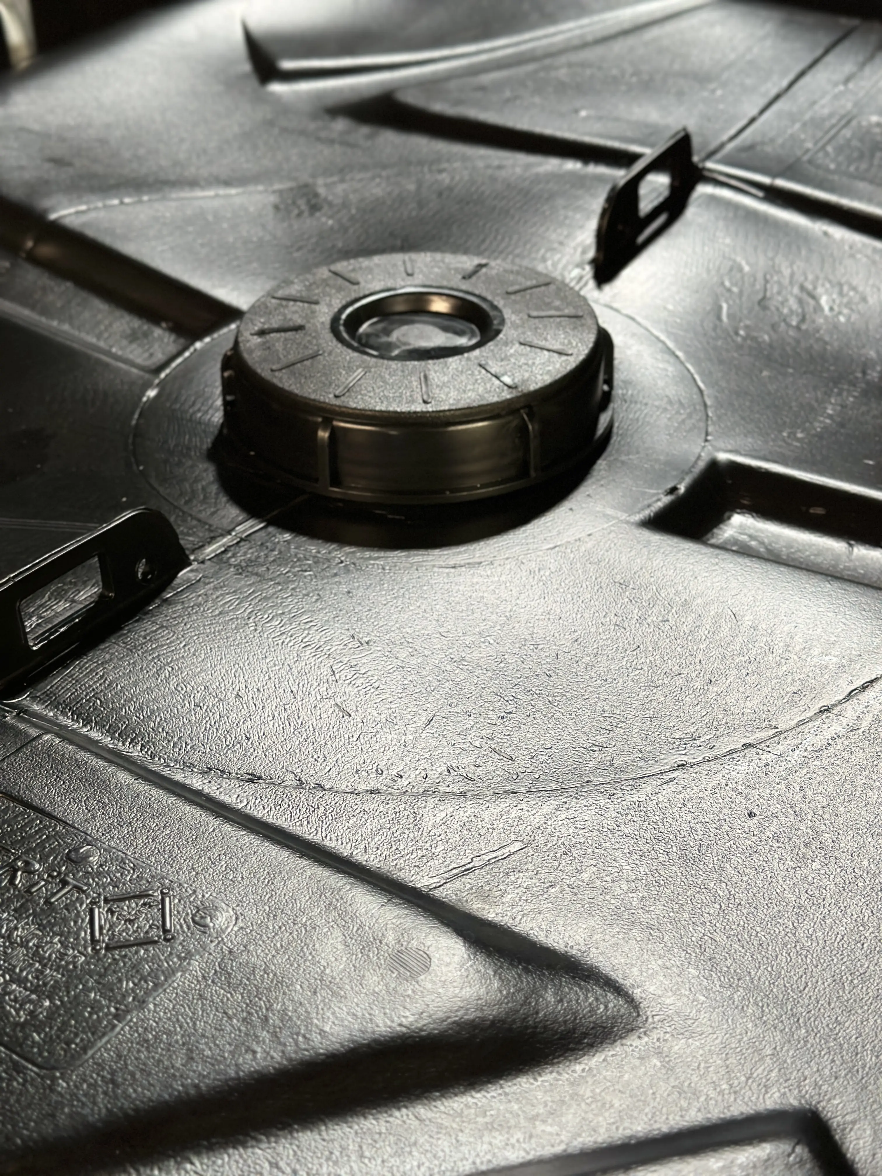 IBC-Container 1000l mit schwarzem UV-geschütztem, neuem Innenbehälter auf Kunststoffpalette 150mm Deckel mit Lebensmittelzulassung