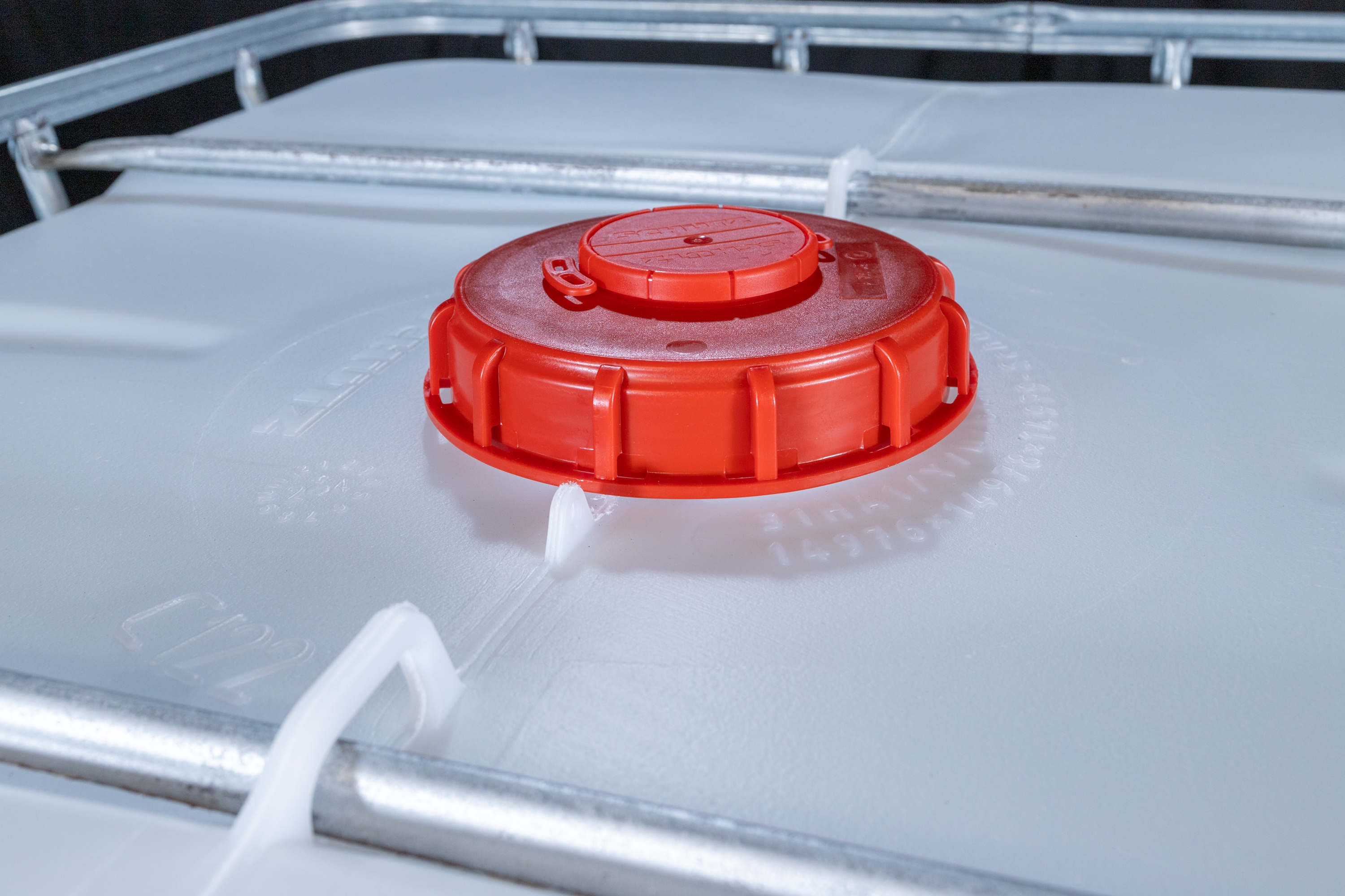 IBC-Container 1000l mit neuem Innenbehälter auf Stahlkufenpalette 150mm Deckel und Gefahrgutzulassung (Schütz)