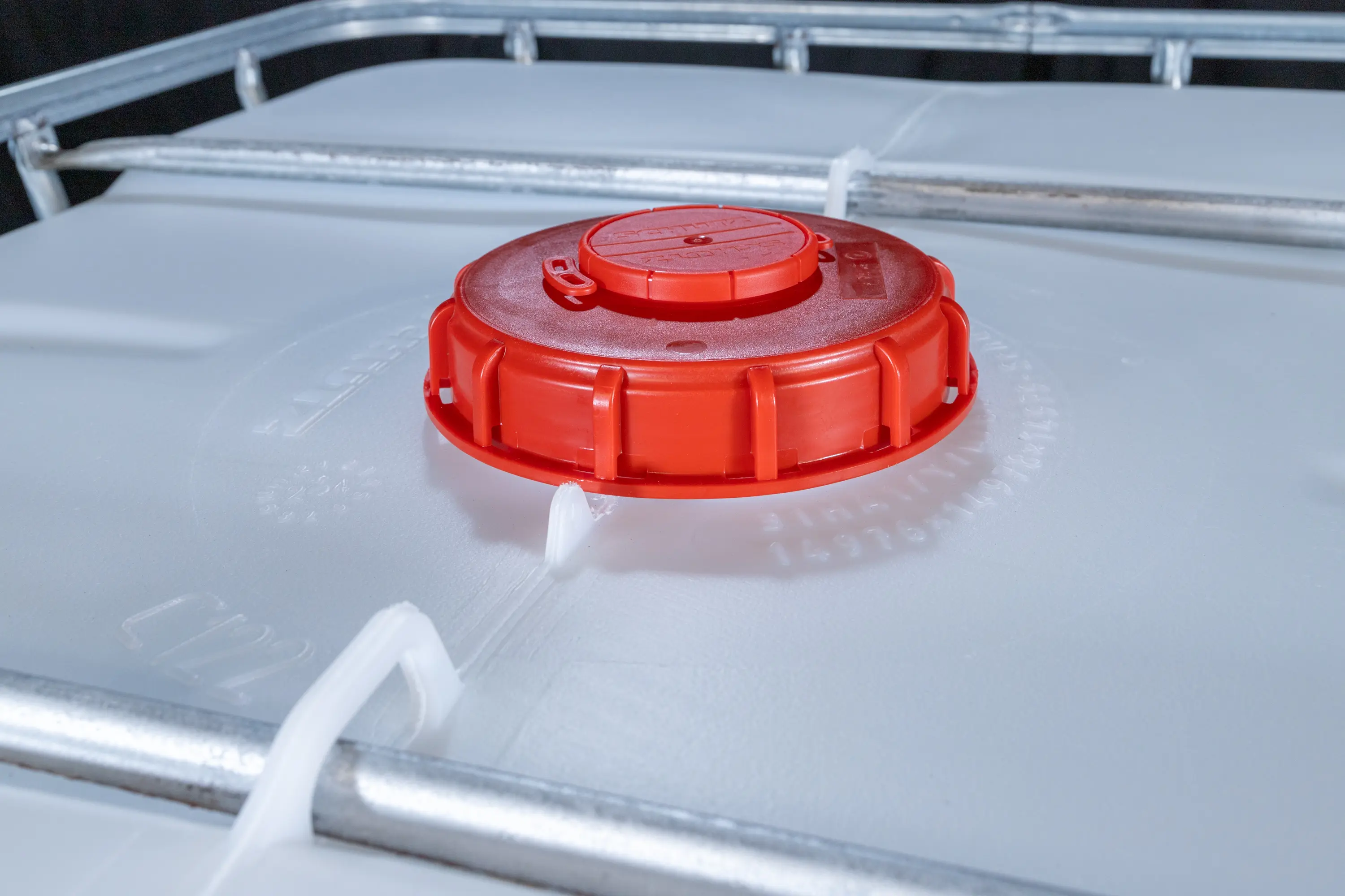 IBC-Container 1000l mit neuem Innenbehälter auf Stahlkufenpalette 150mm Deckel und Gefahrgutzulassung (Schütz)