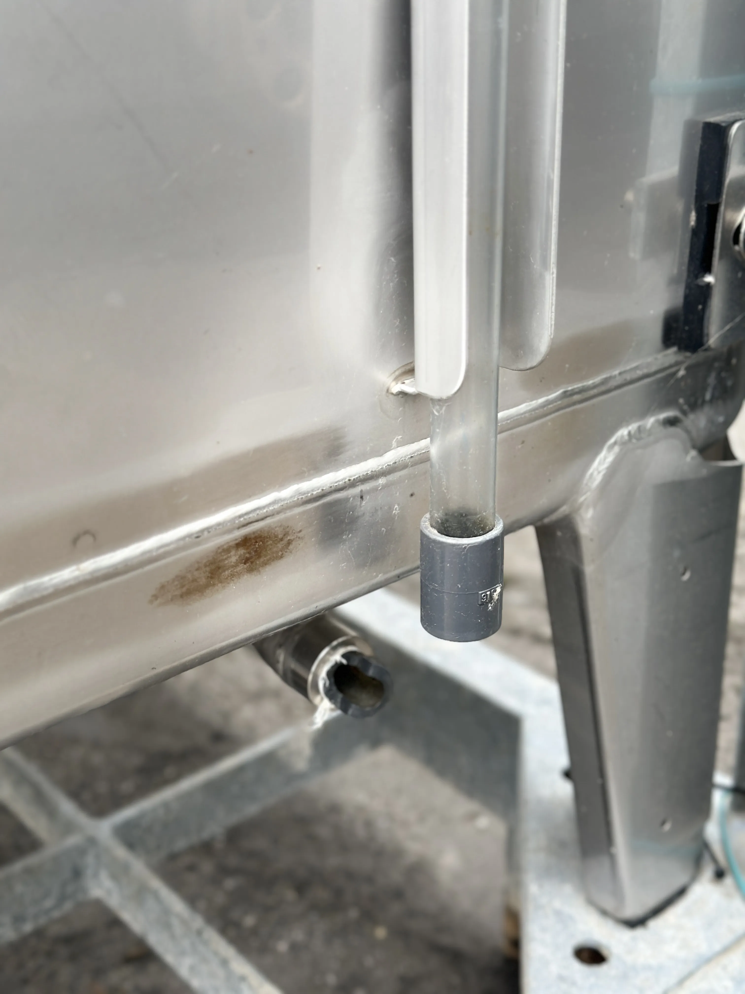 Edelstahl IBC-Container 1250l gebraucht auf Stahlrahmen