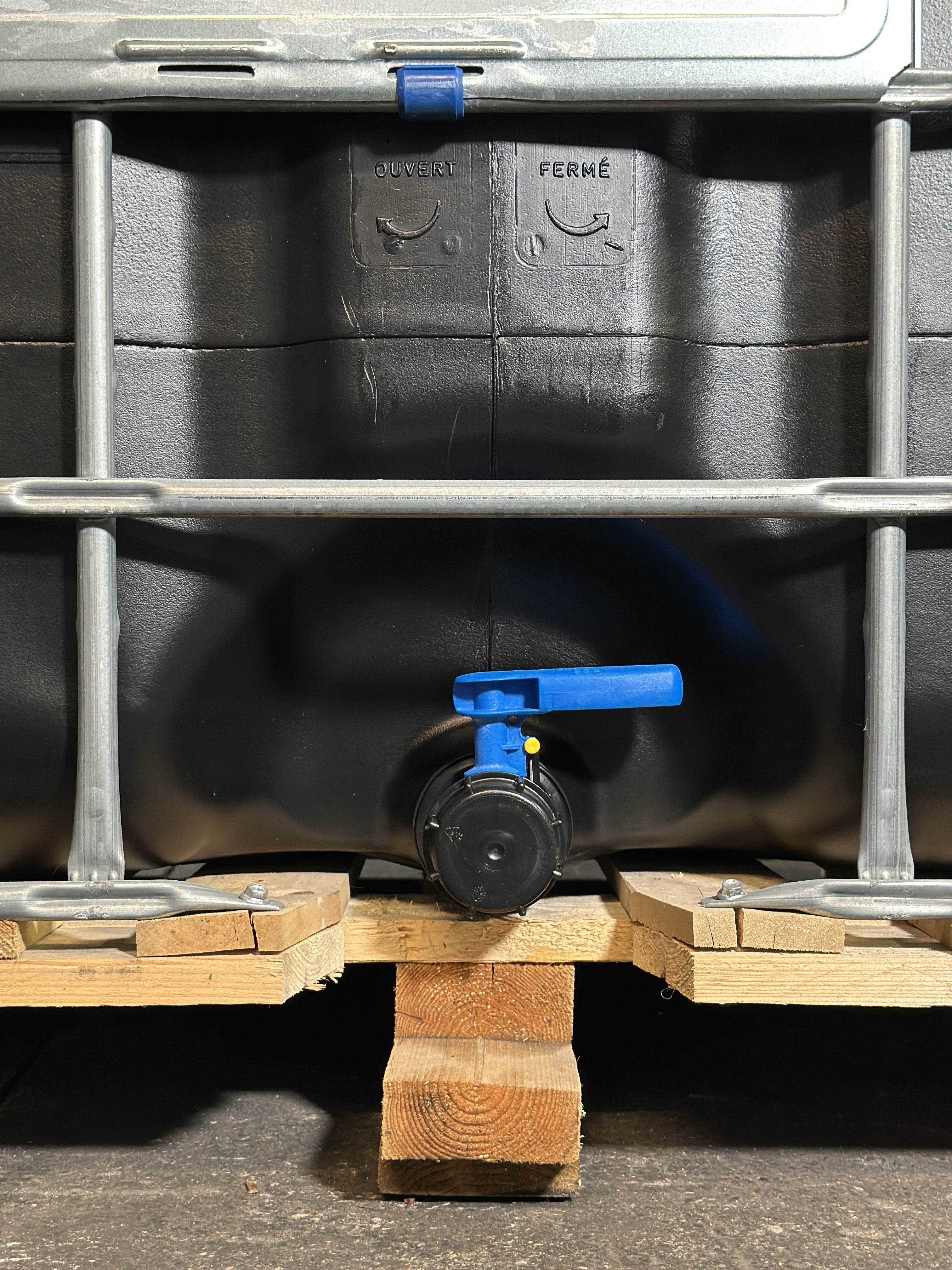 IBC-Container 1000l mit schwarzem UV-geschütztem, neuem Innenbehälter auf Holzpalette 150mm Deckel und Lebensmittelzulassung