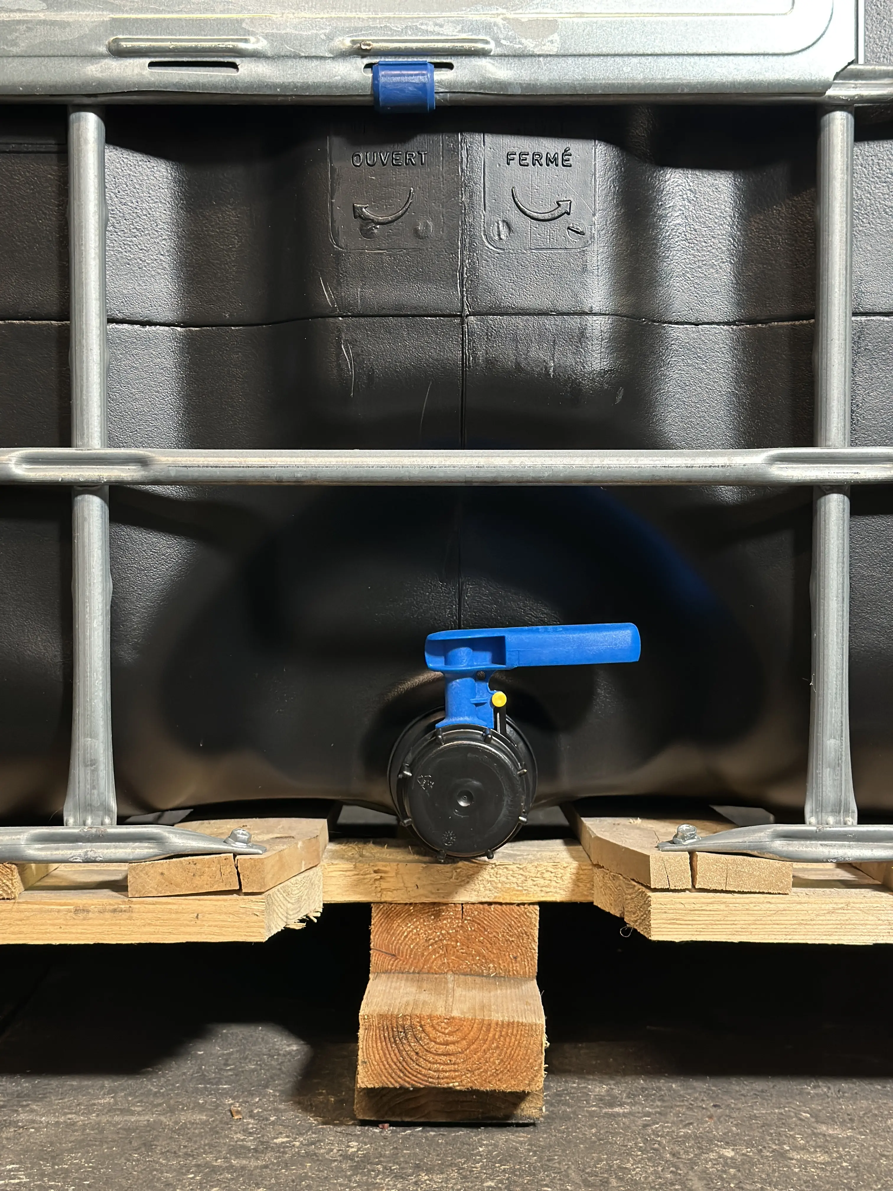 IBC-Container 1000l mit schwarzem UV-geschütztem, neuem Innenbehälter auf Holzpalette 150mm Deckel und Lebensmittelzulassung