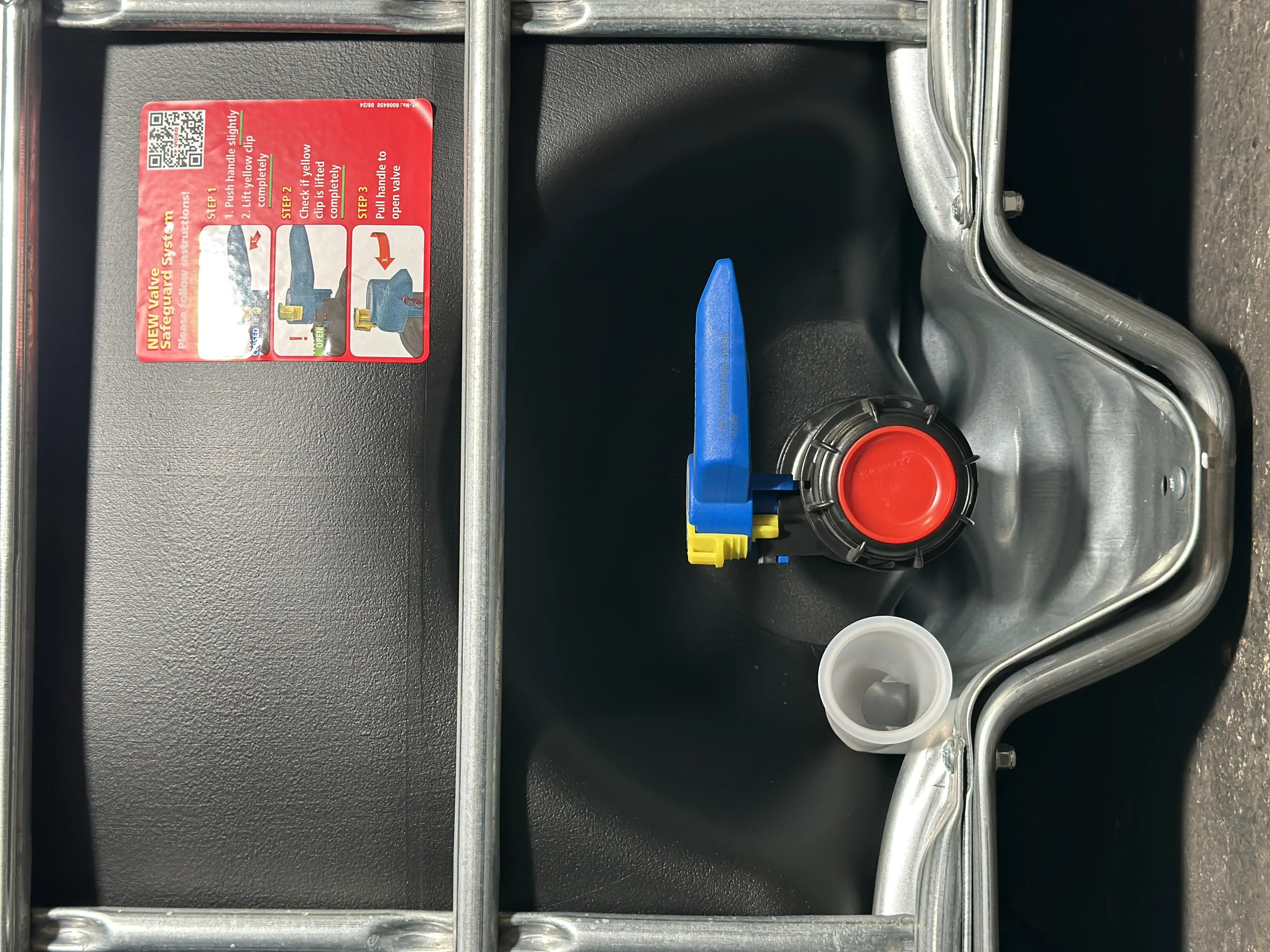 IBC-Container 1000l neu schwarz auf Stahlkufenpalette 150mm Deckel (Schütz)