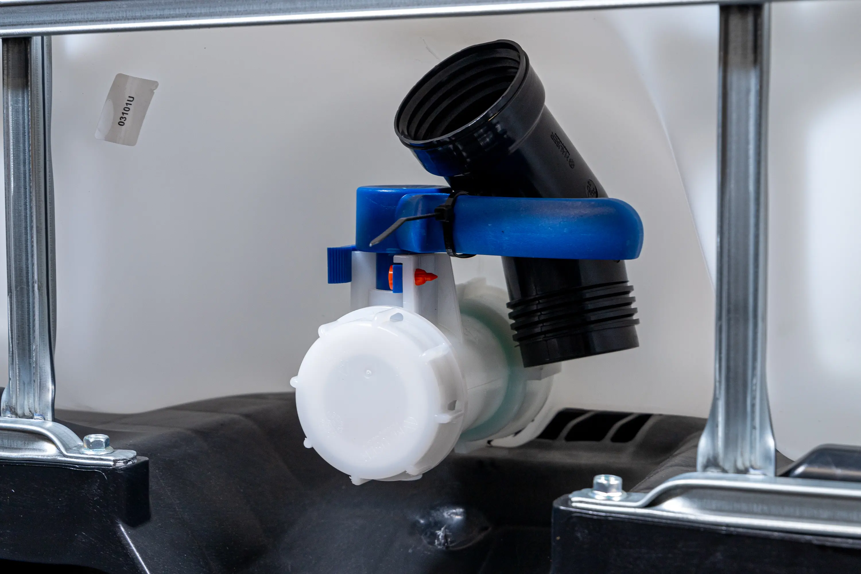 IBC-Container 1000l neu mit CDS1-System auf Kunststoffpalette mit verbogener Gitterbox und 150mm Deckel (für z.B. AdBlue) 