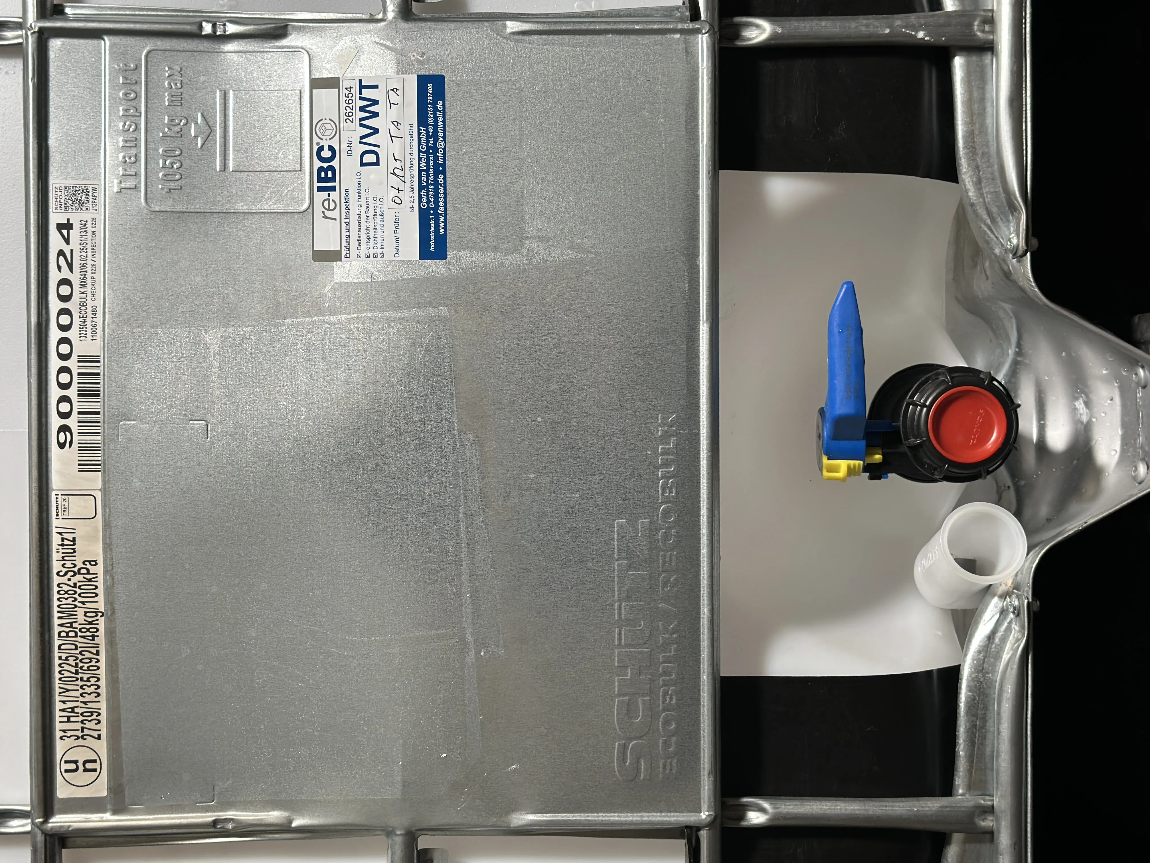 IBC-Container 600l gereinigt 1.Wahl Innen, Außen teilweise 2. Wahl auf Kunststoffpalette 150mm Deckel mit Gefahrgutzulassung