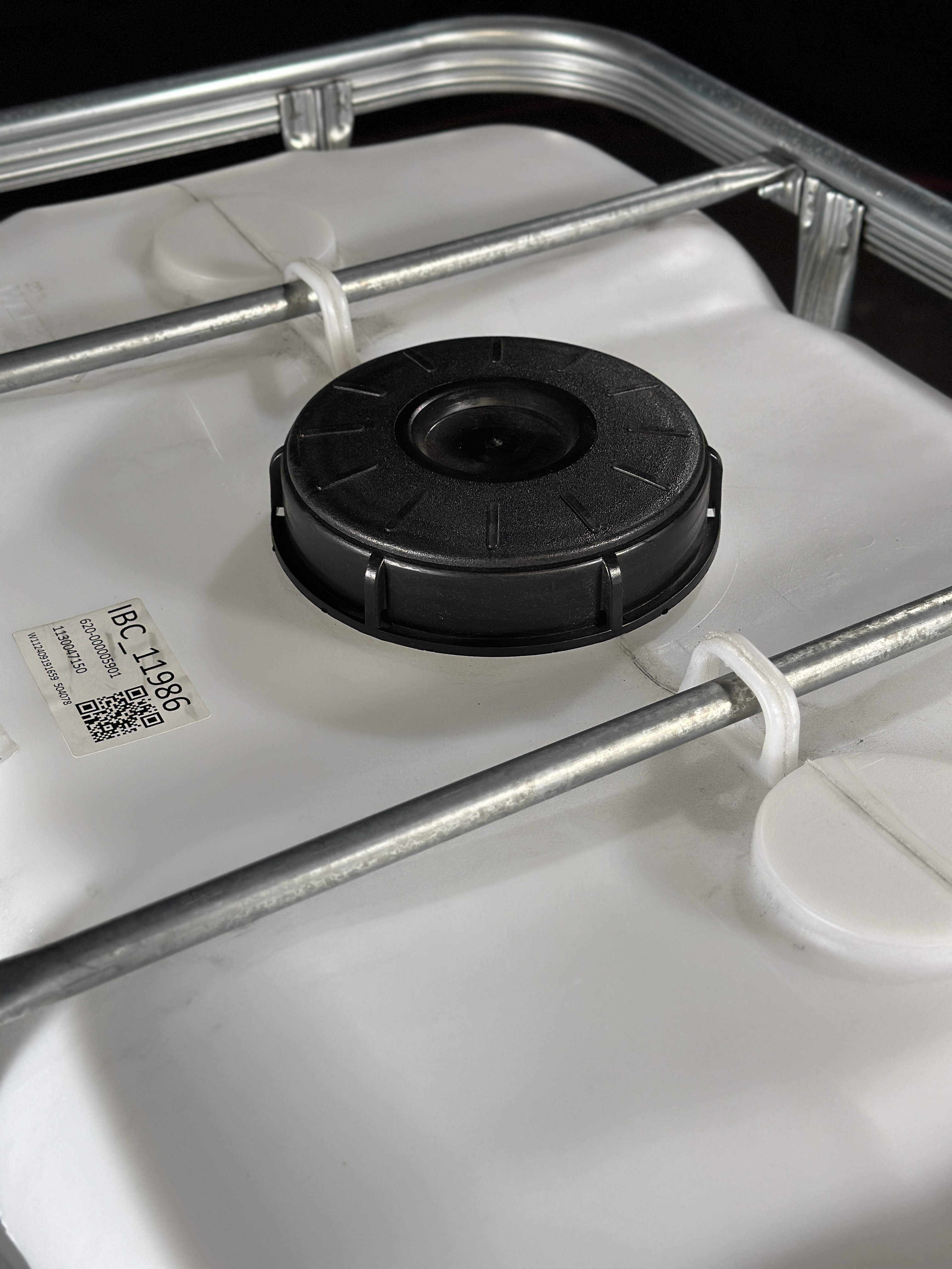 IBC-Container 300l neu (verbogene Gitterstange 3. Bild) 150mm Deckel mit Gefahrgutzulassung und Lebensmittelzulassung (Werit)