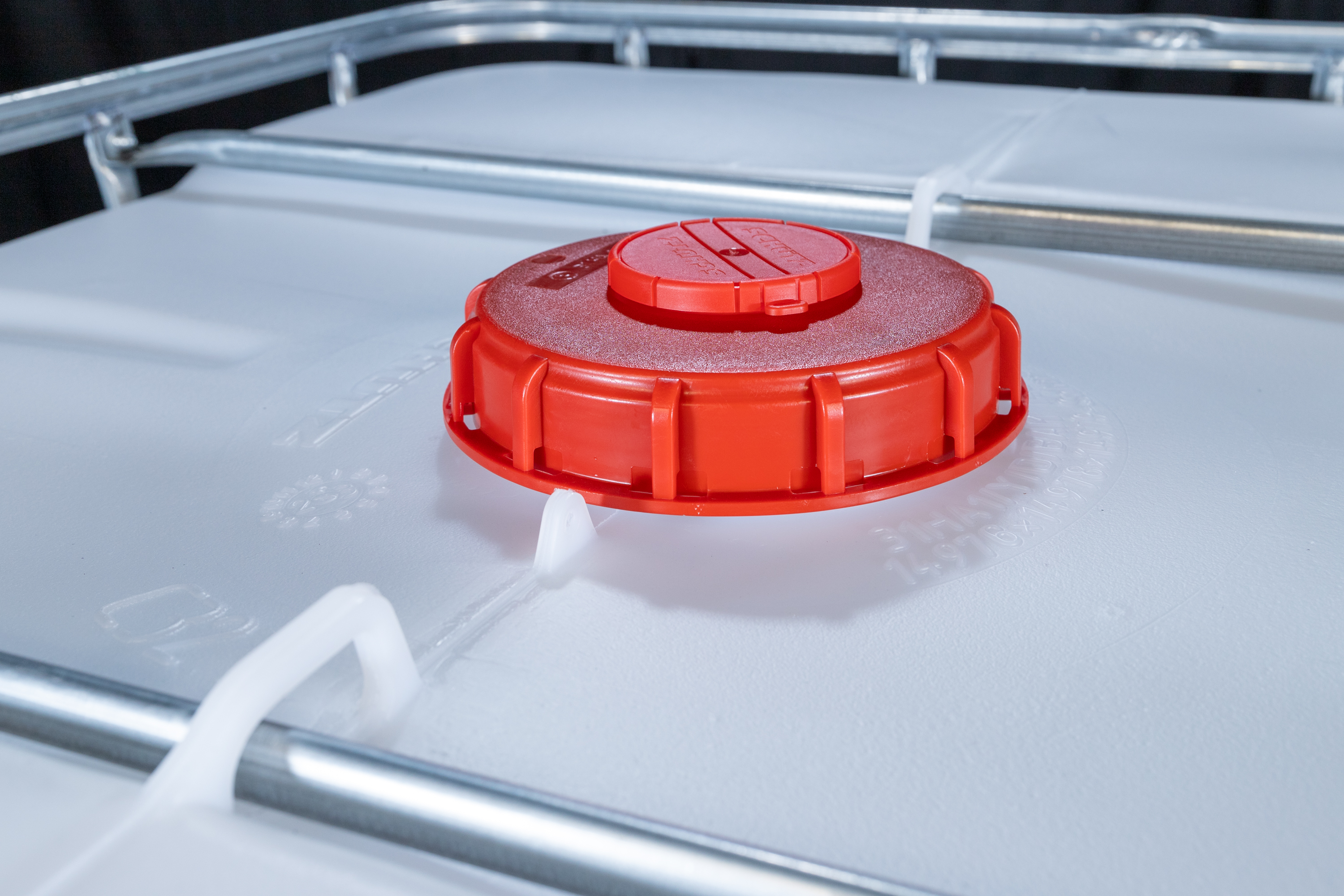 IBC-Container 1000l mit neuem Innenbehälter auf Kunststoffpalette 150mm Deckel mit Gefahrgutzulassung (Schütz)
