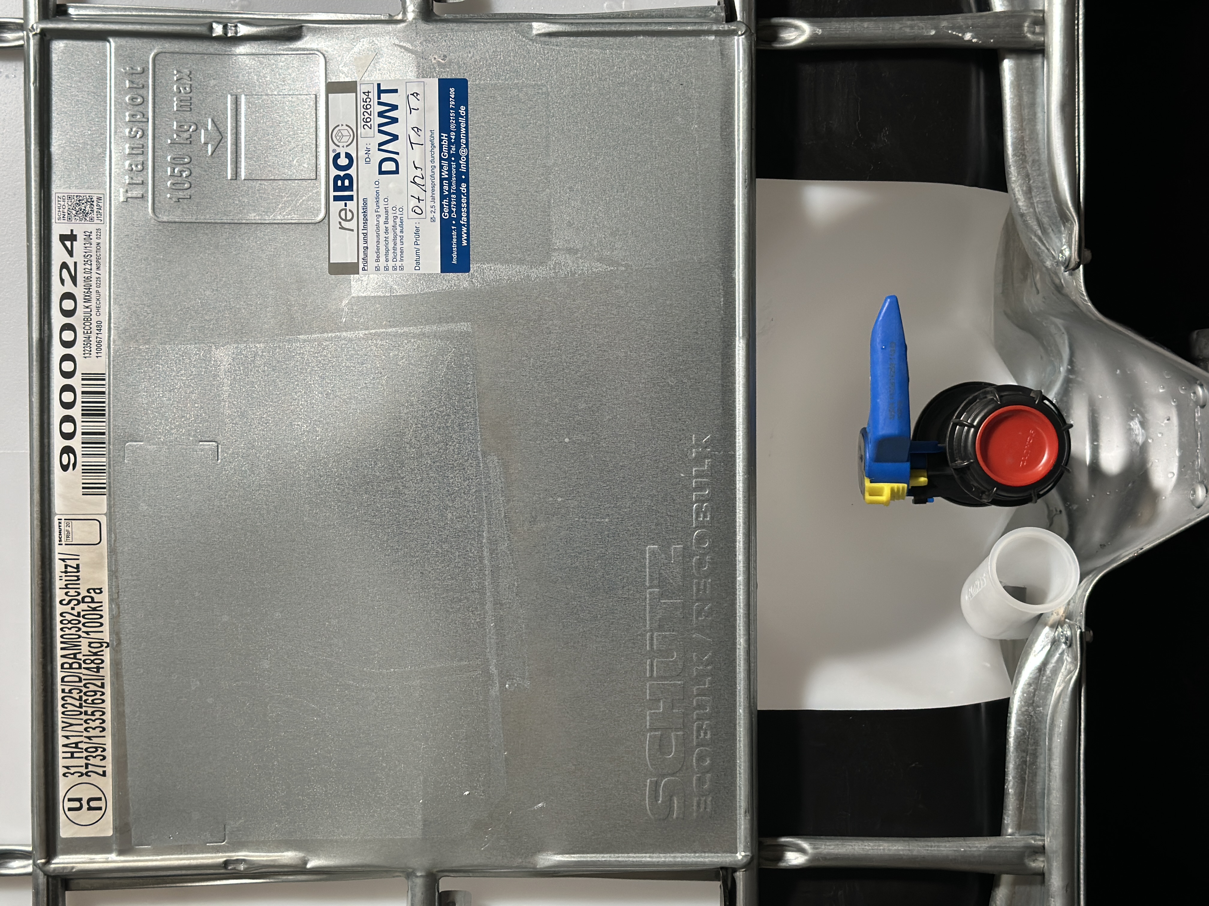 IBC-Container 600l gereinigt auf Kunststoffpalette 150mm Deckel mit Gefahrgutzulassung