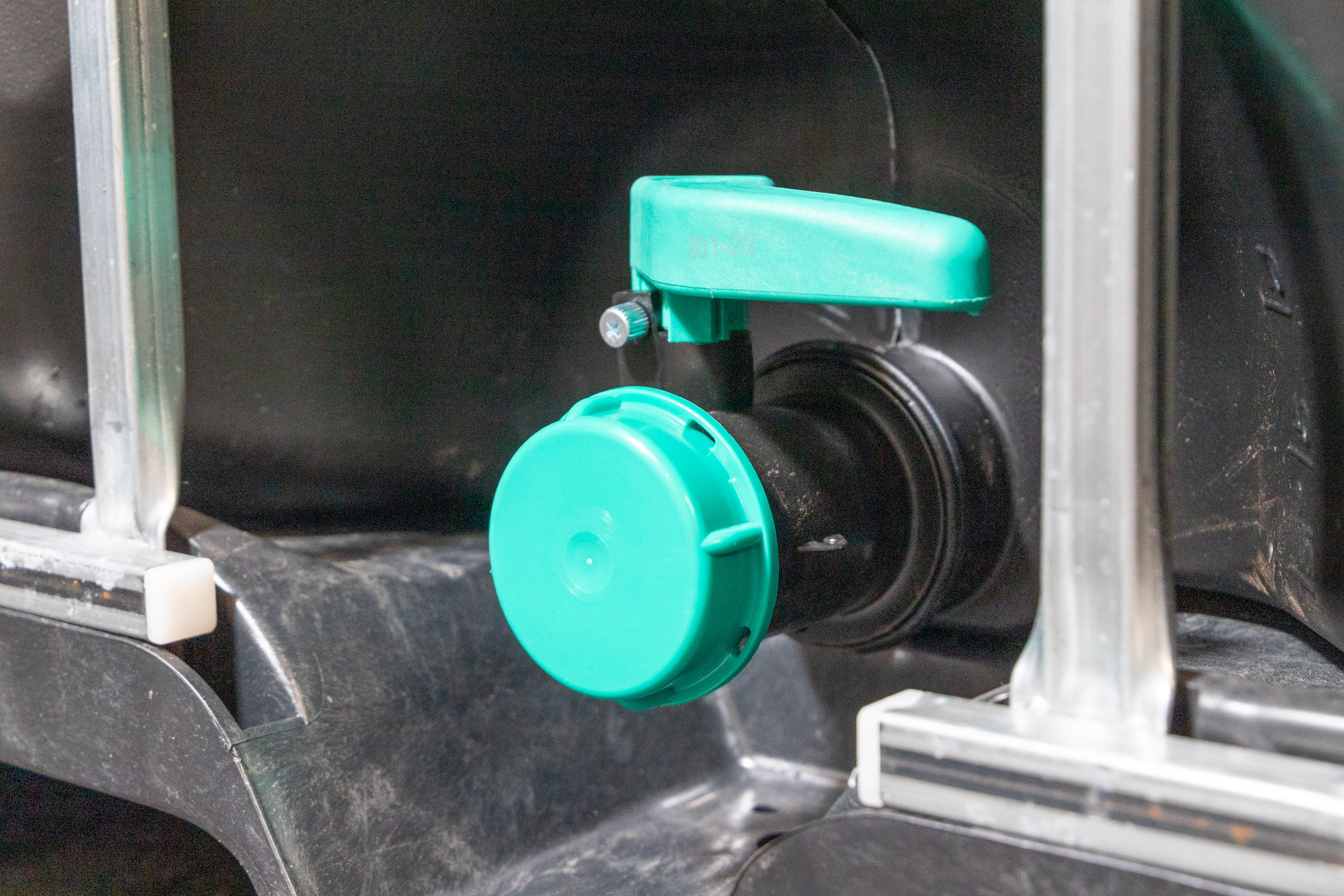 IBC-Container 1000l mit schwarzem UV-Geschütztem neuem Innenbehälter auf Kunststoffpalette 150mm Deckel mit Lebensmittelzulassung