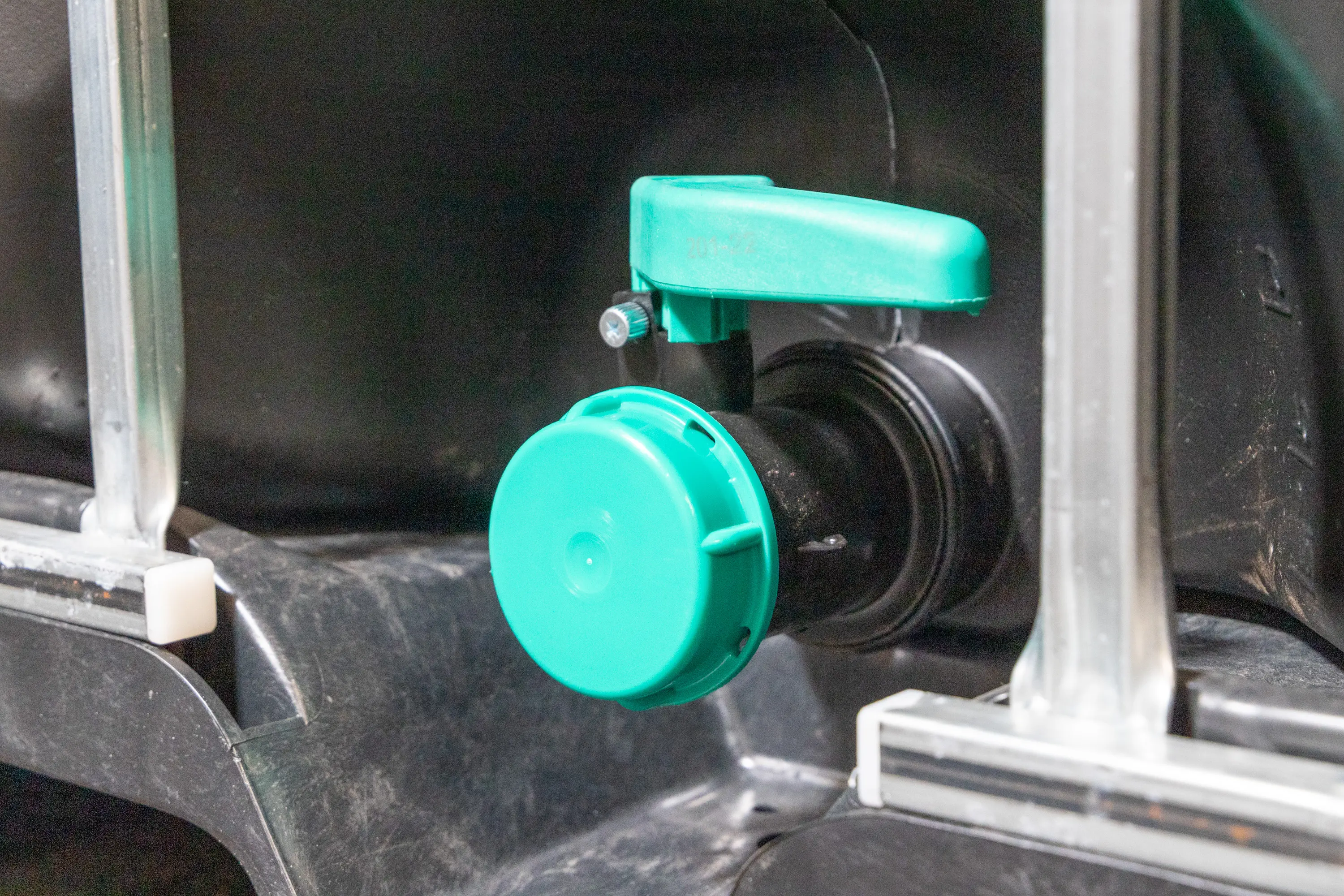 IBC-Container 1000l mit schwarzem UV-Geschütztem neuem Innenbehälter auf Kunststoffpalette 150mm Deckel mit Lebensmittelzulassung