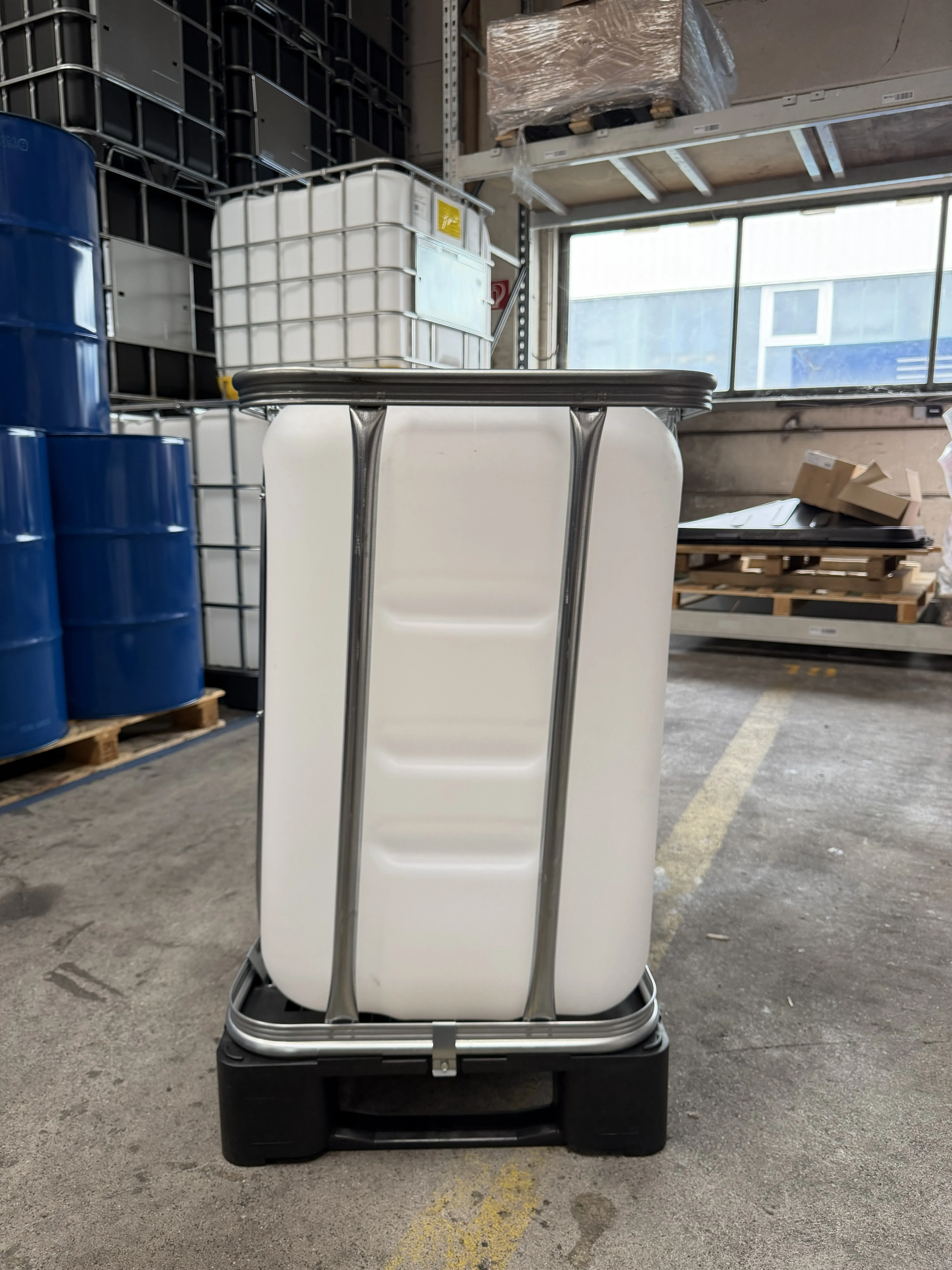 IBC-Container 300l neu (verbogene Gitterstange 2.-3. Bild) 150mm Deckel mit Gefahrgutzulassung und Lebensmittelzulassung (Werit)