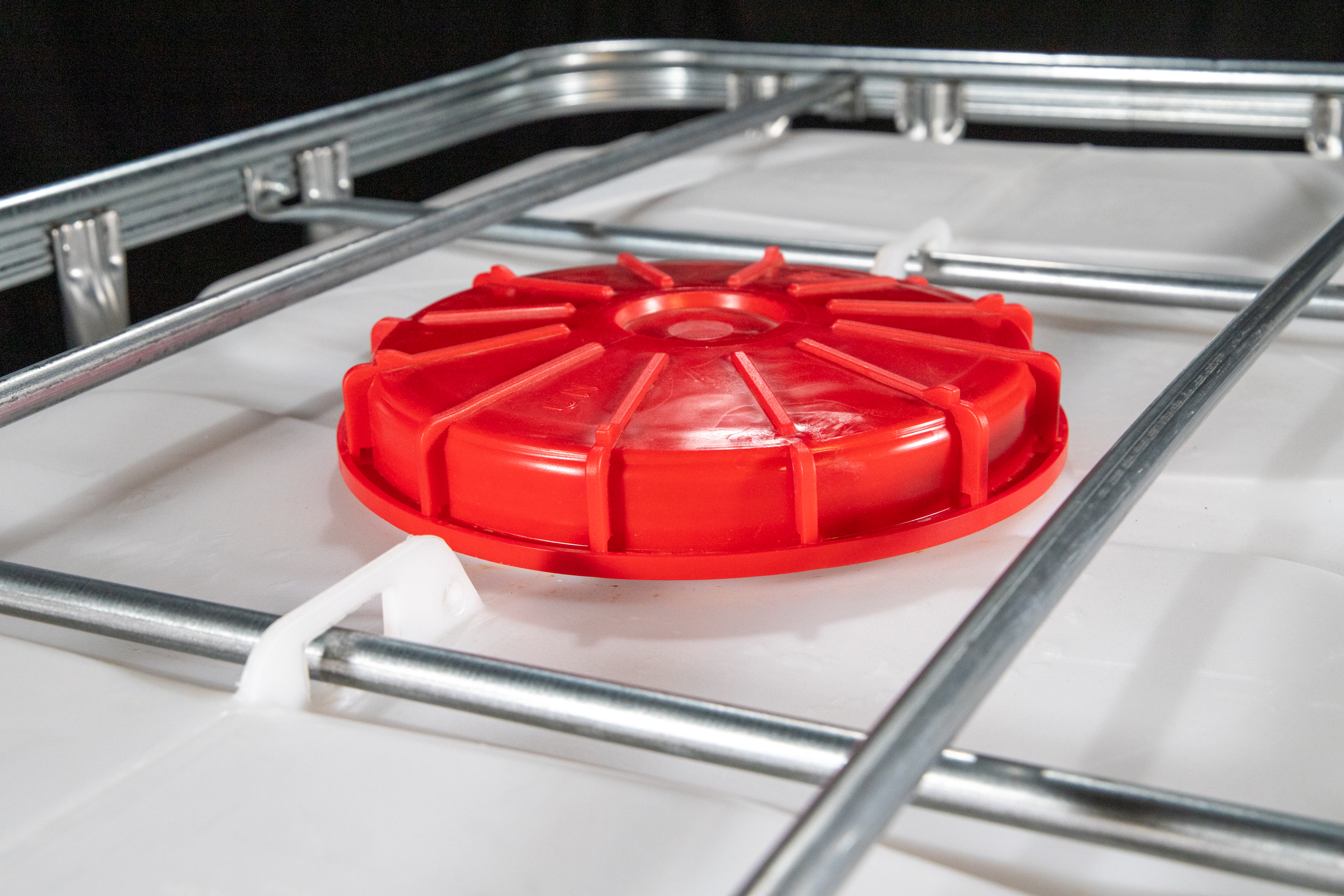 IBC-Container 600l neu (Bruch mittig an der Kunststoffpalette, Siehe Bild 4) 225mm Deckel mit Gefahrgutzulassung und Lebensmittelzulassung (Werit)